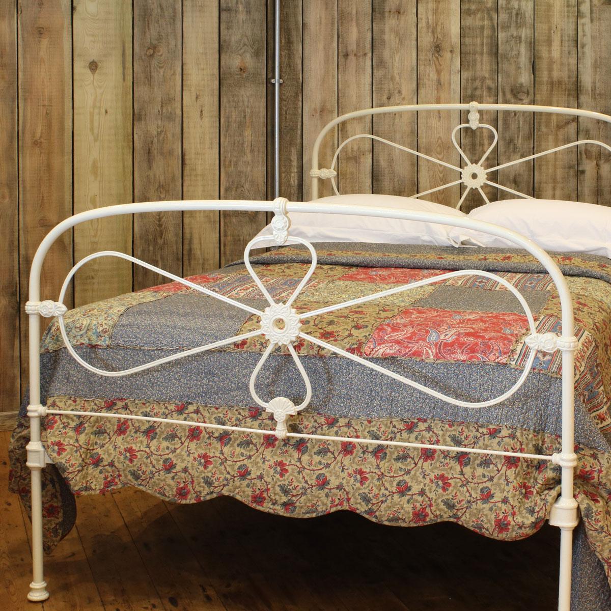 Double antique bed in cream with arch design.

The price is for the bed frames alone. The bases, mattresses, bedding and bed linen are extra.