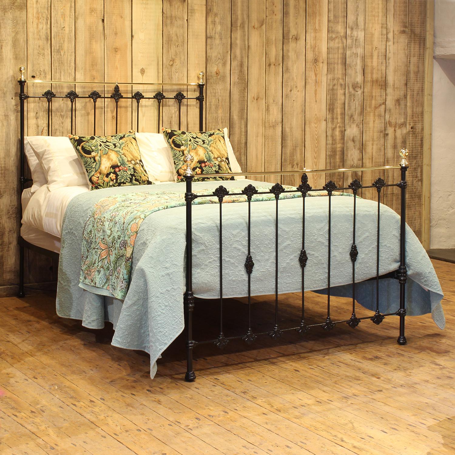 Late Victorian antique brass and iron bed finished in black, with straight brass top rail, cast collars and round knobs. 

This bed accepts a double size 4ft 6in wide (54 inch or 135cm) base and mattress.

The price includes a firm solid shallow bed