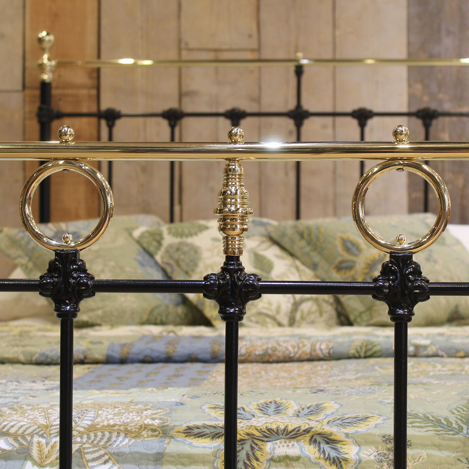 Double Antique Cast Iron and Brass Bed in Black with Decorative Features, MD162 In Good Condition For Sale In Wrexham, GB