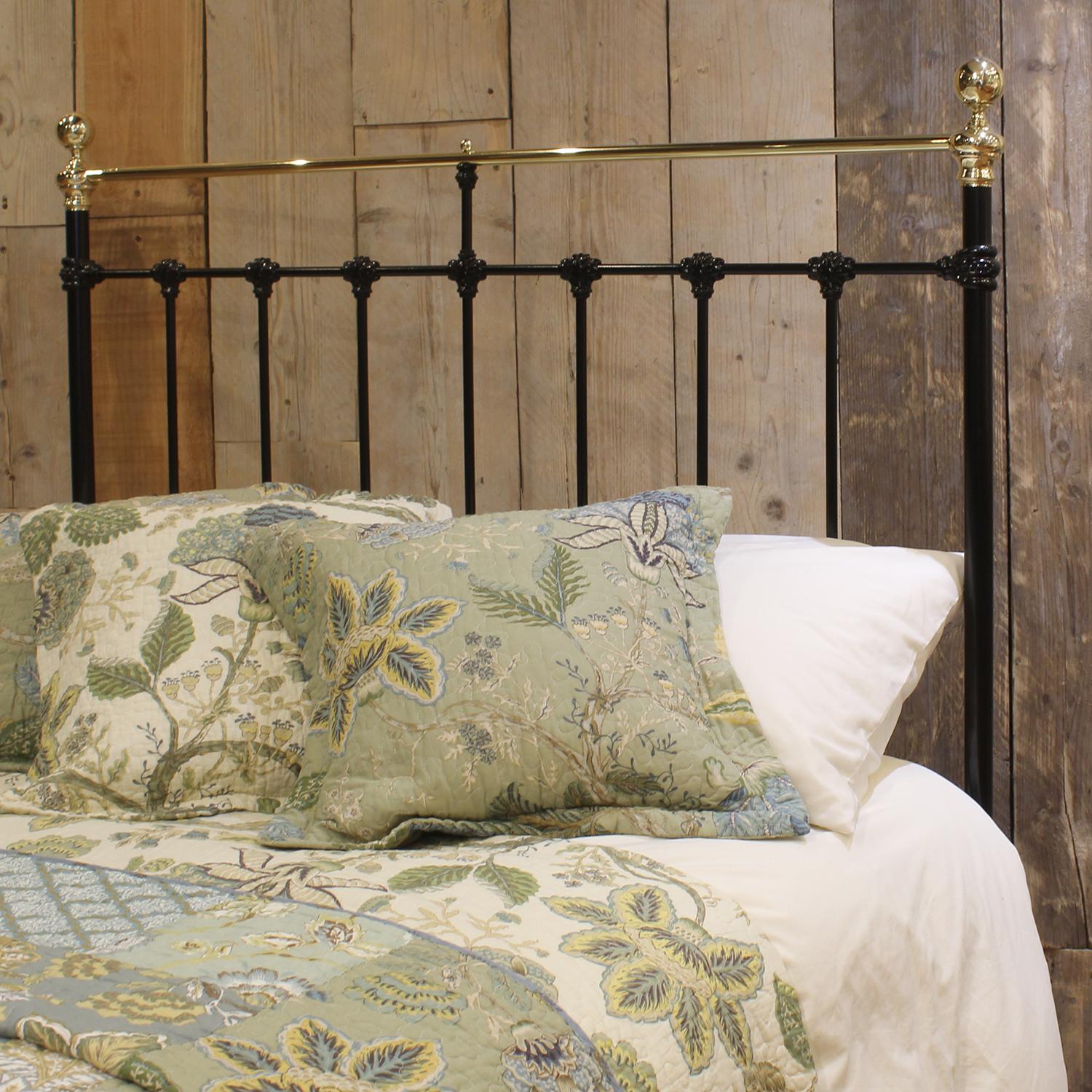 Double Antique Cast Iron and Brass Bed in Black with Decorative Features, MD162 For Sale 1