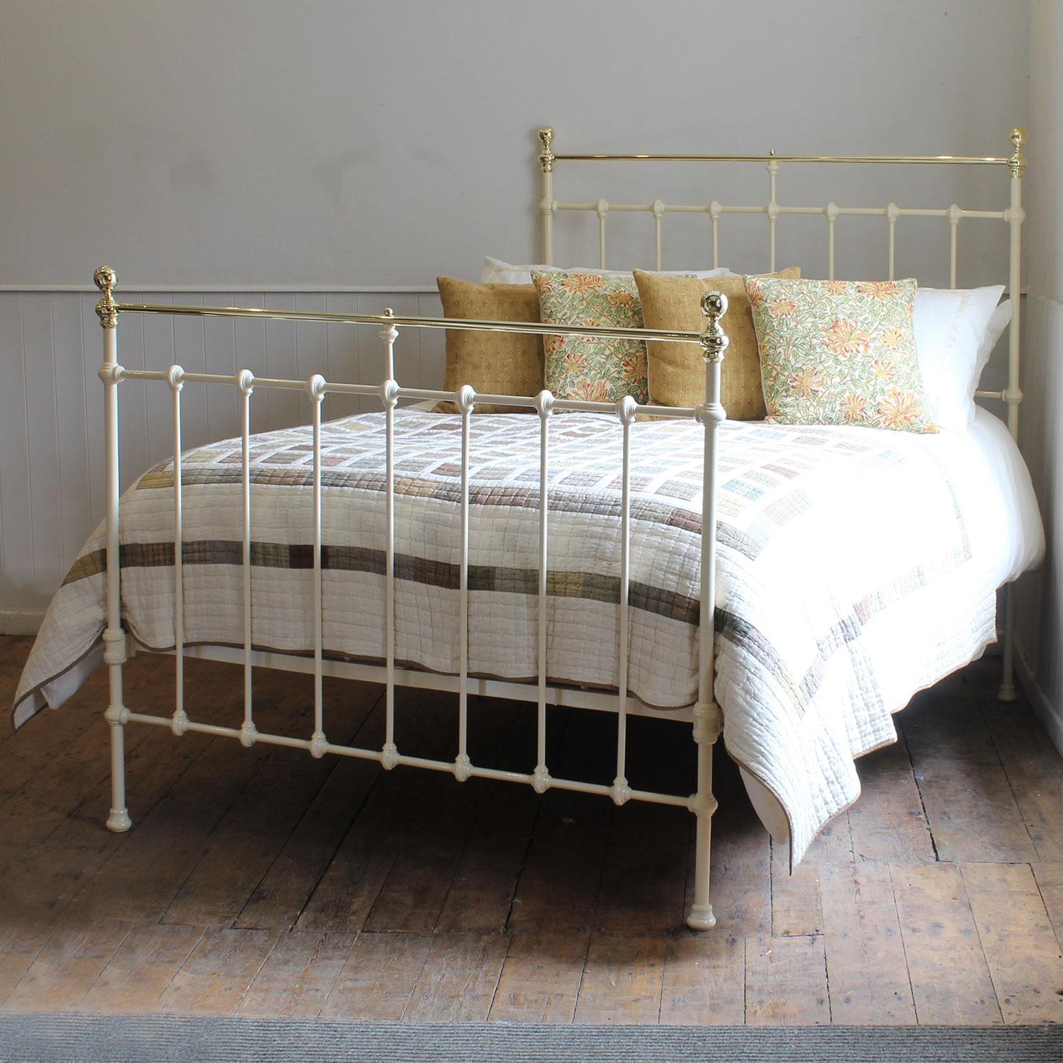 Late Victorian antique brass and iron bed finished in cream, with straight brass top rail, cast collars and round knobs. 

This bed accepts a double size 4ft 6in wide (54 inch or 135cm) base and mattress.

The price includes a firm solid shallow bed