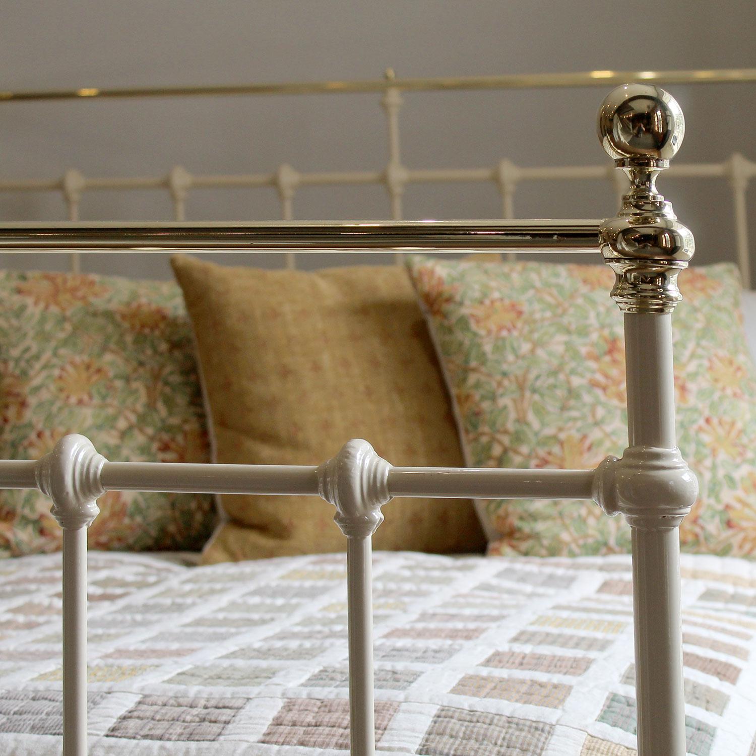Double Antique Cast Iron and Brass Bed in Cream, MD153 In Good Condition In Wrexham, GB