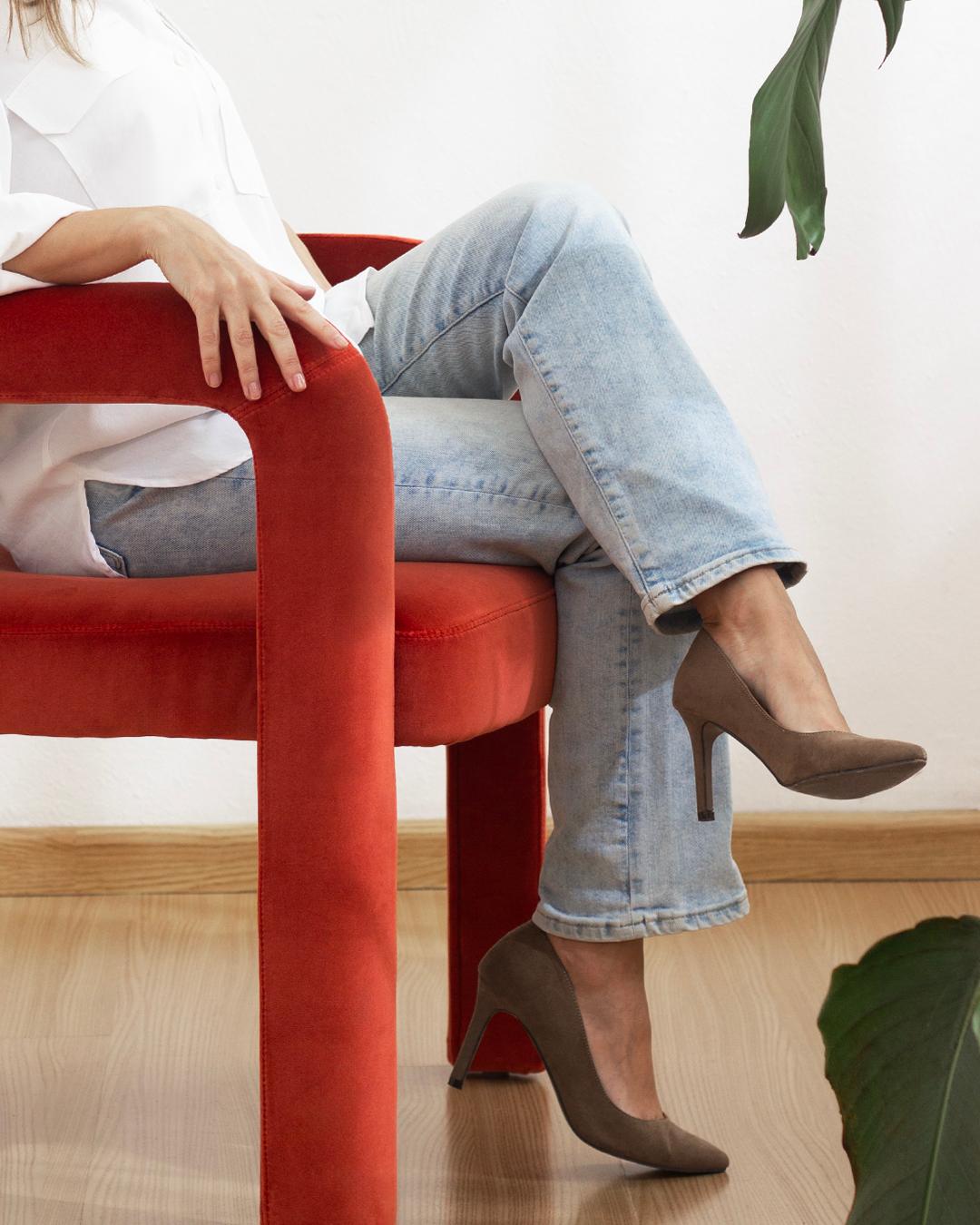 Chaise de salle à manger à double arc, velours InsidherLand de Joana Santos Barbosa en vente 2