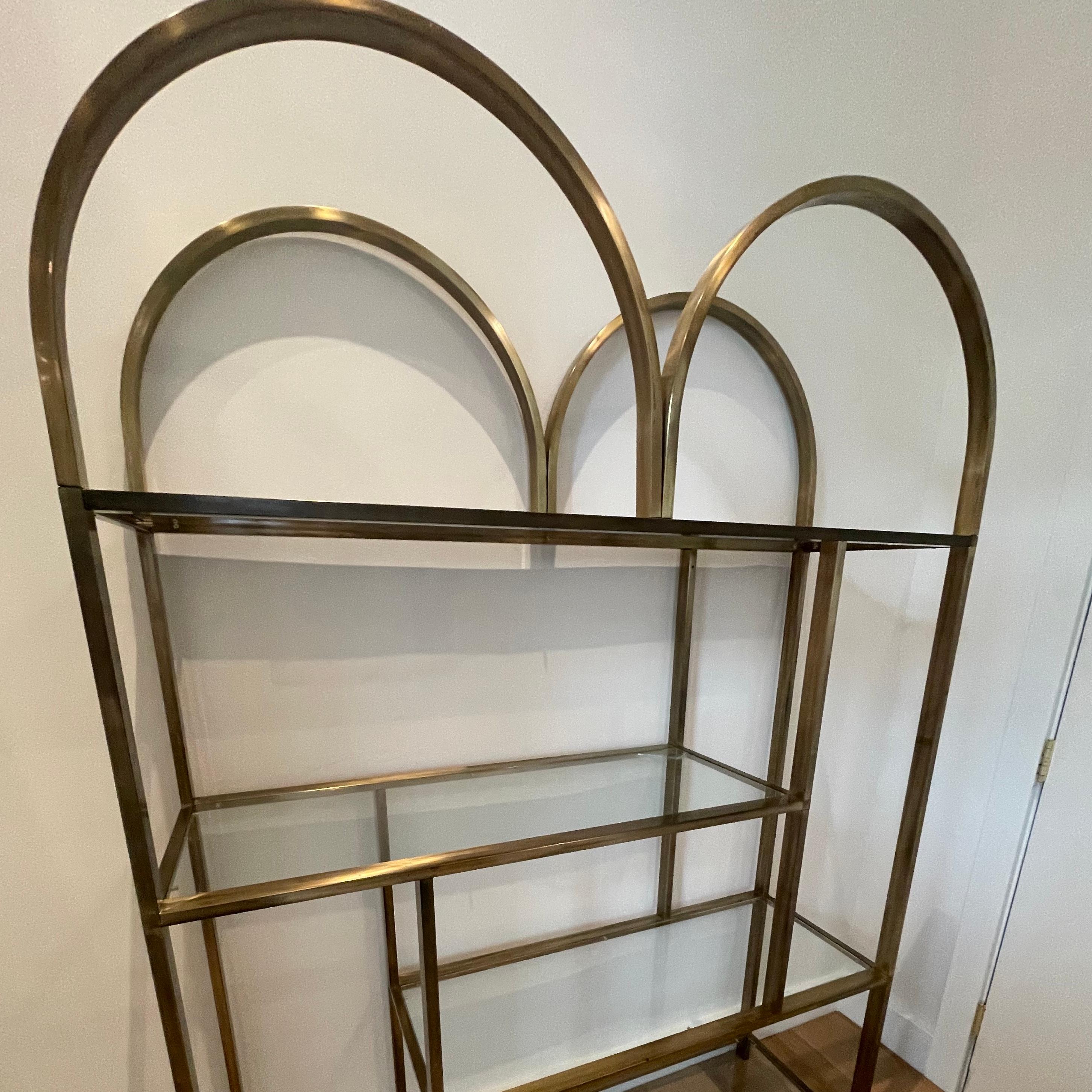 Doppelt gewölbte, vermessingte Etagere mit Glasböden (Moderne) im Angebot