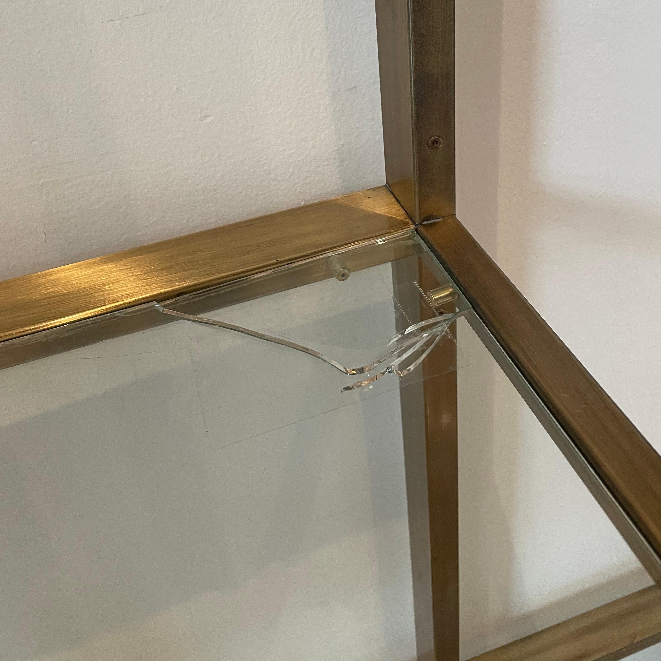 Doppelt gewölbte, vermessingte Etagere mit Glasböden (Unbekannt) im Angebot