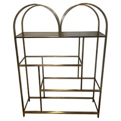 Doppelt gewölbte, vermessingte Etagere mit Glasböden