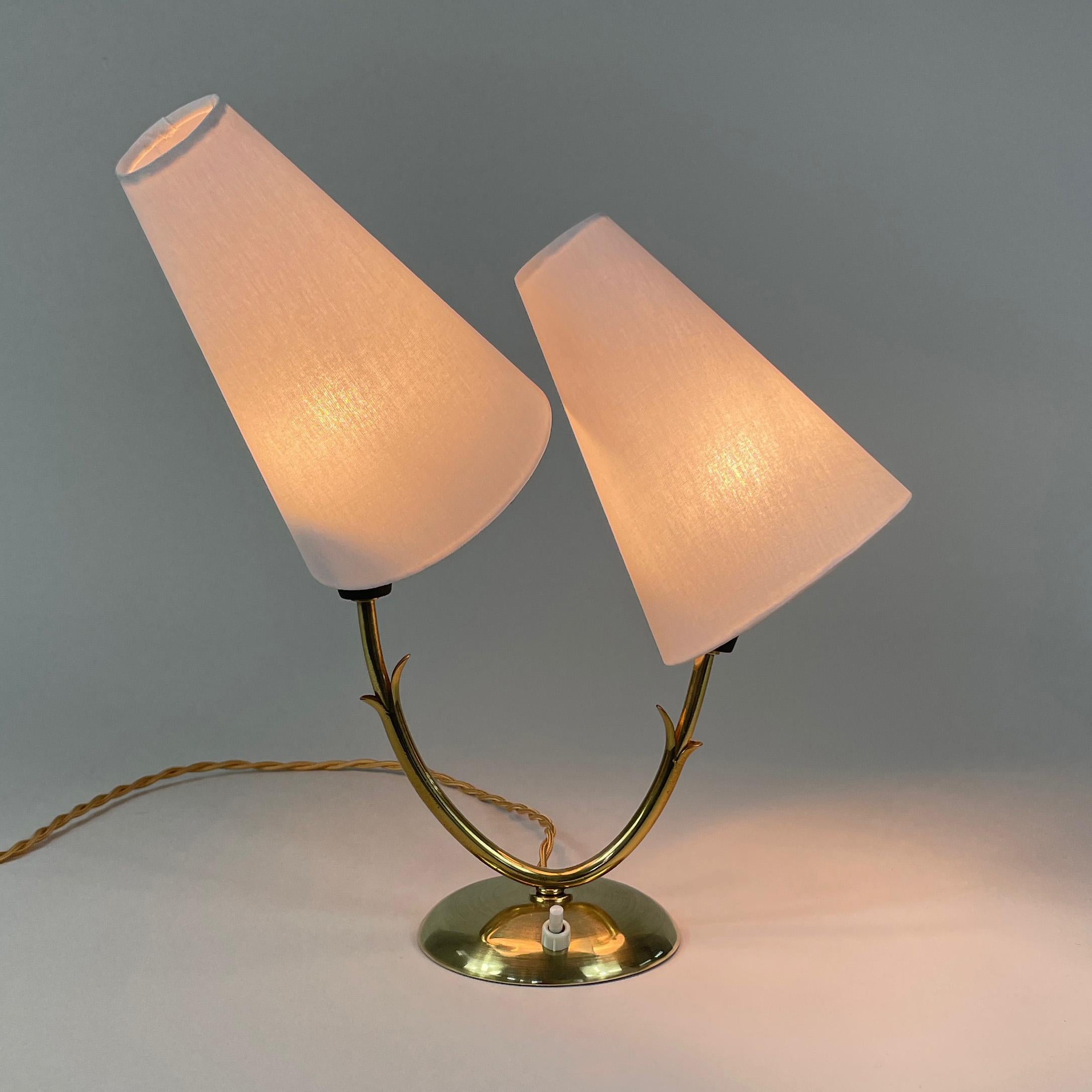 Lampe de table à double bras en laiton, Suède, années 1950 en vente 5