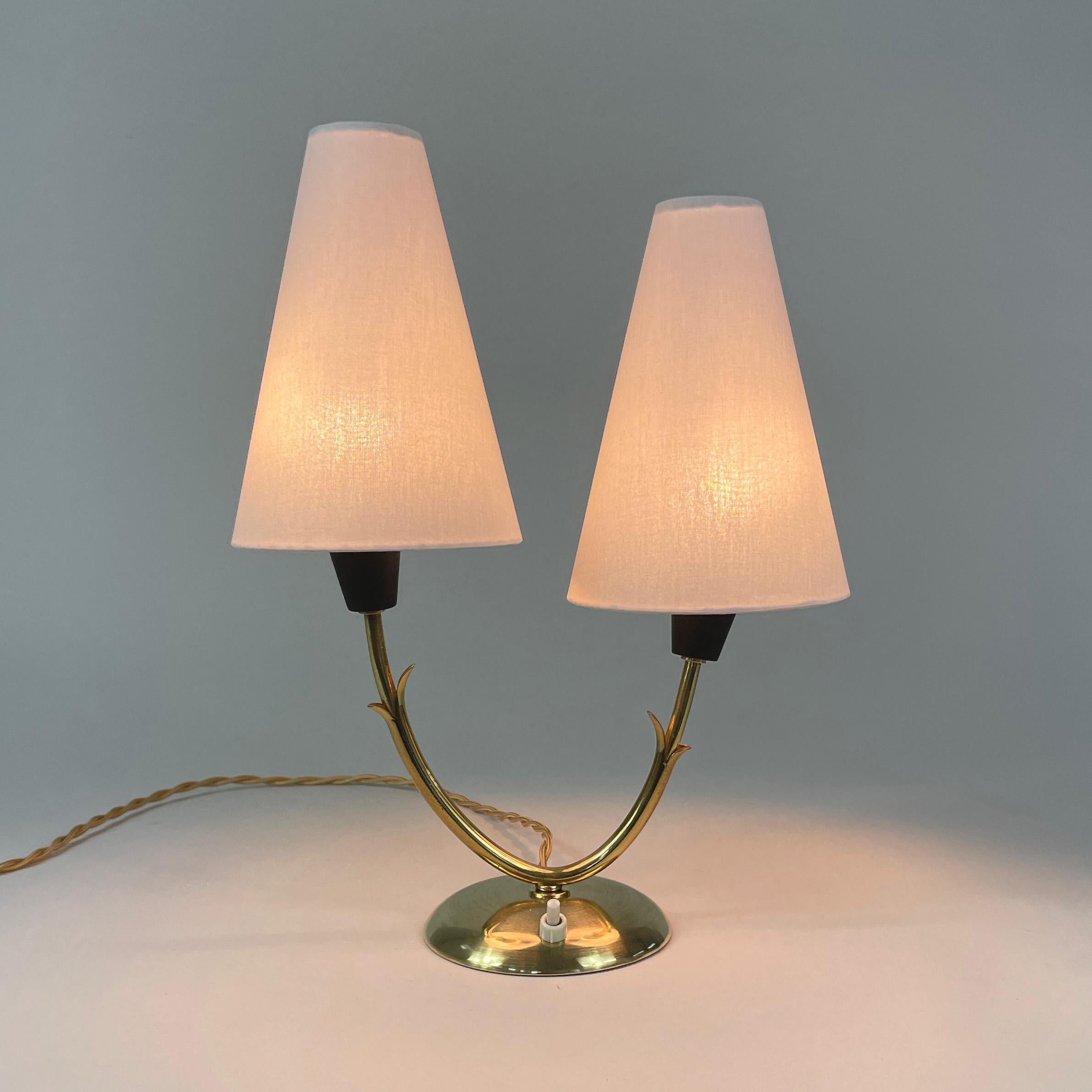 Lámpara de mesa de doble brazo de latón, Suecia Años 50 Moderno de mediados de siglo en venta