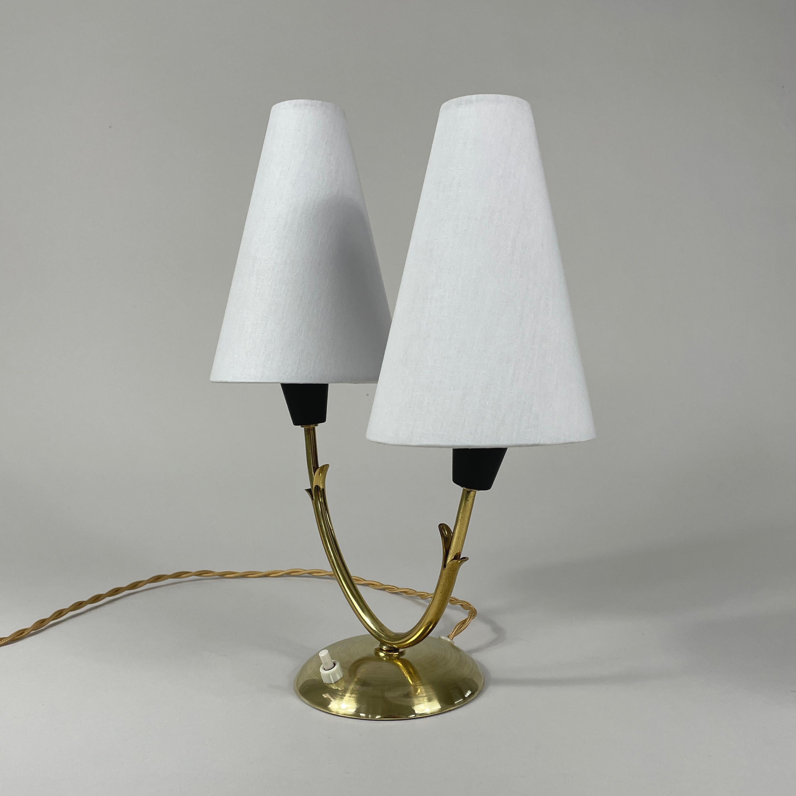 Milieu du XXe siècle Lampe de table à double bras en laiton, Suède, années 1950 en vente