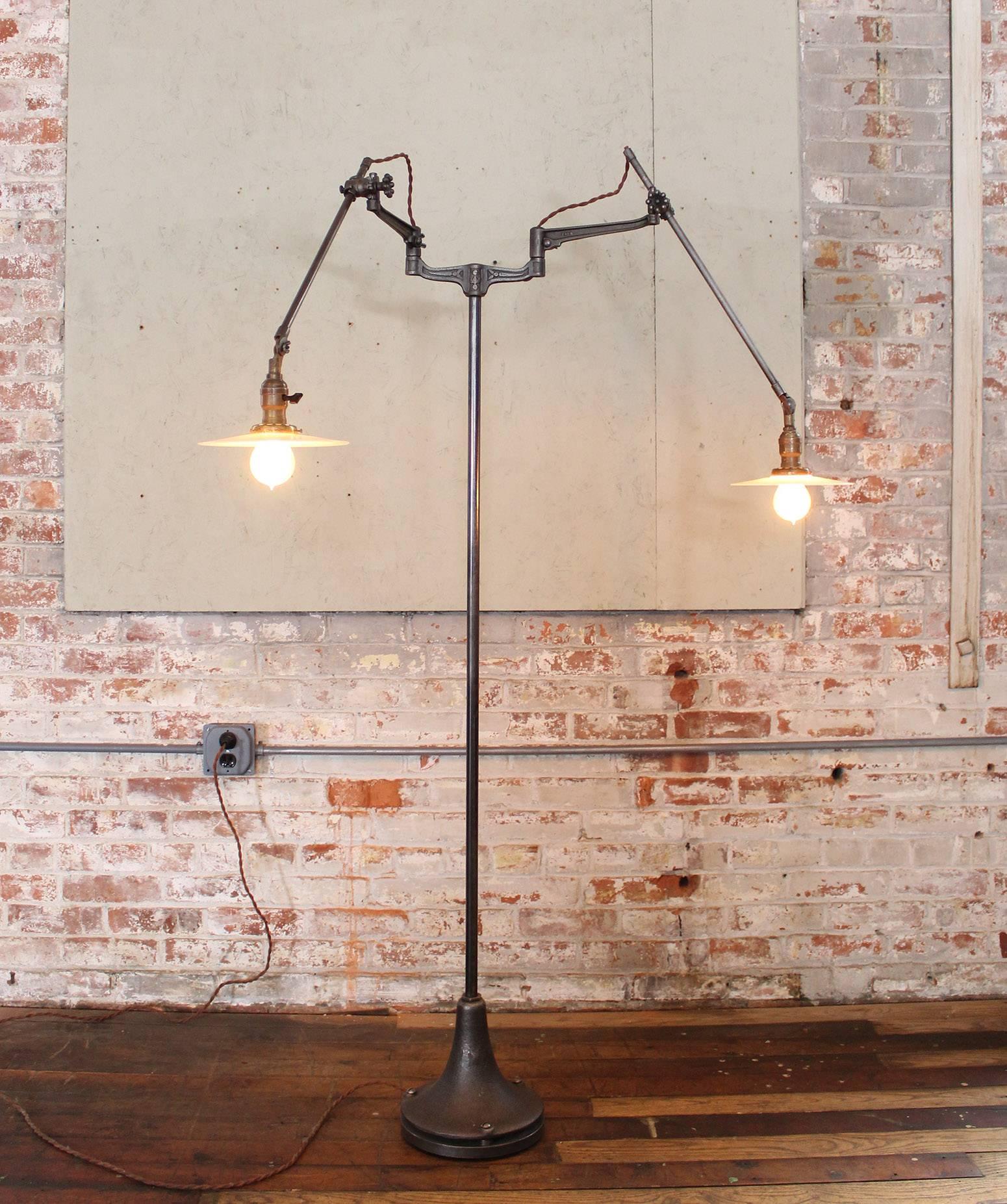 Industriel Lampe de lecture à double bras en verre dépoli réglable en fonte - Éclairage d'usine vintage en vente