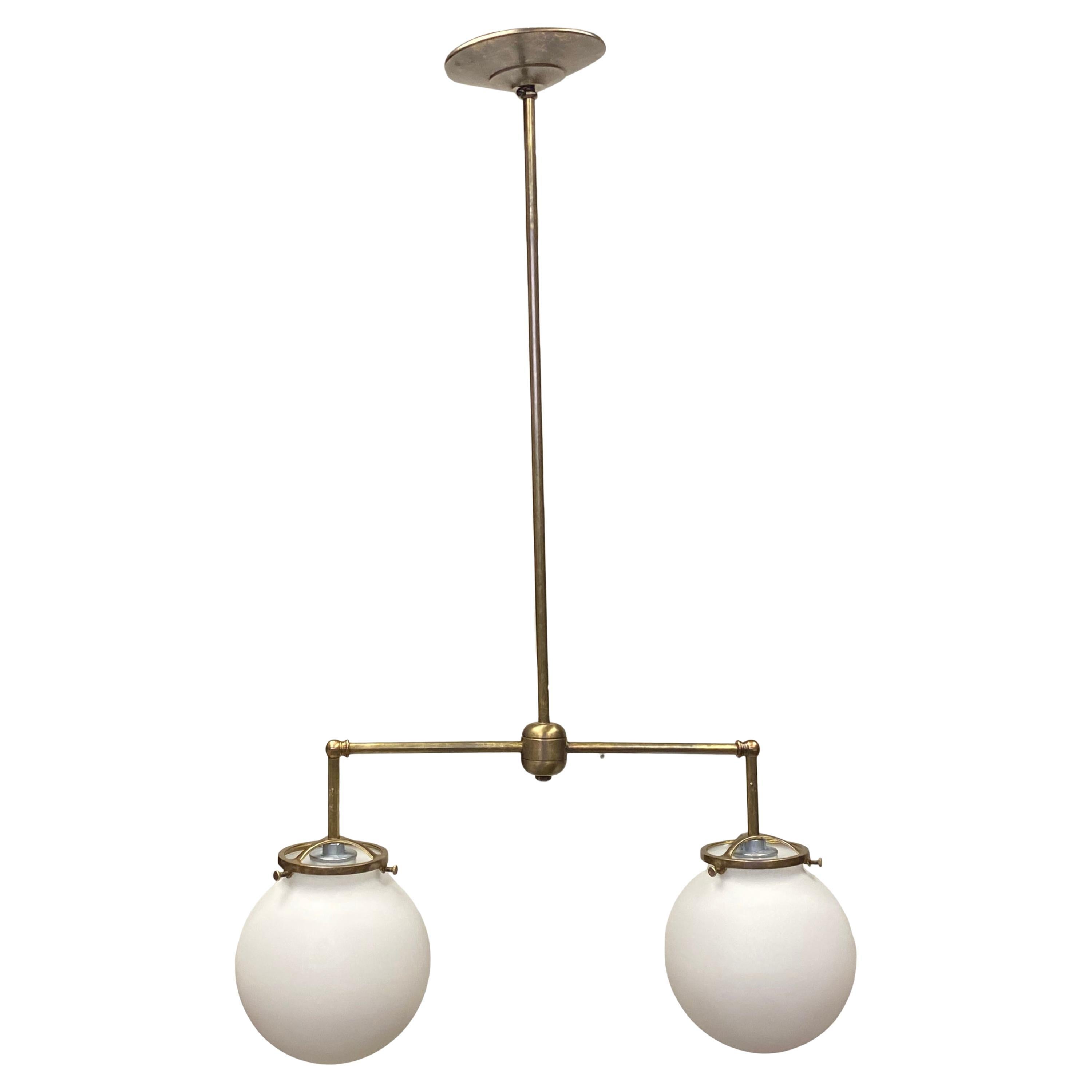 Doppio braccio in vetro opalino latte per pendente a globo Ferramenta in ottone