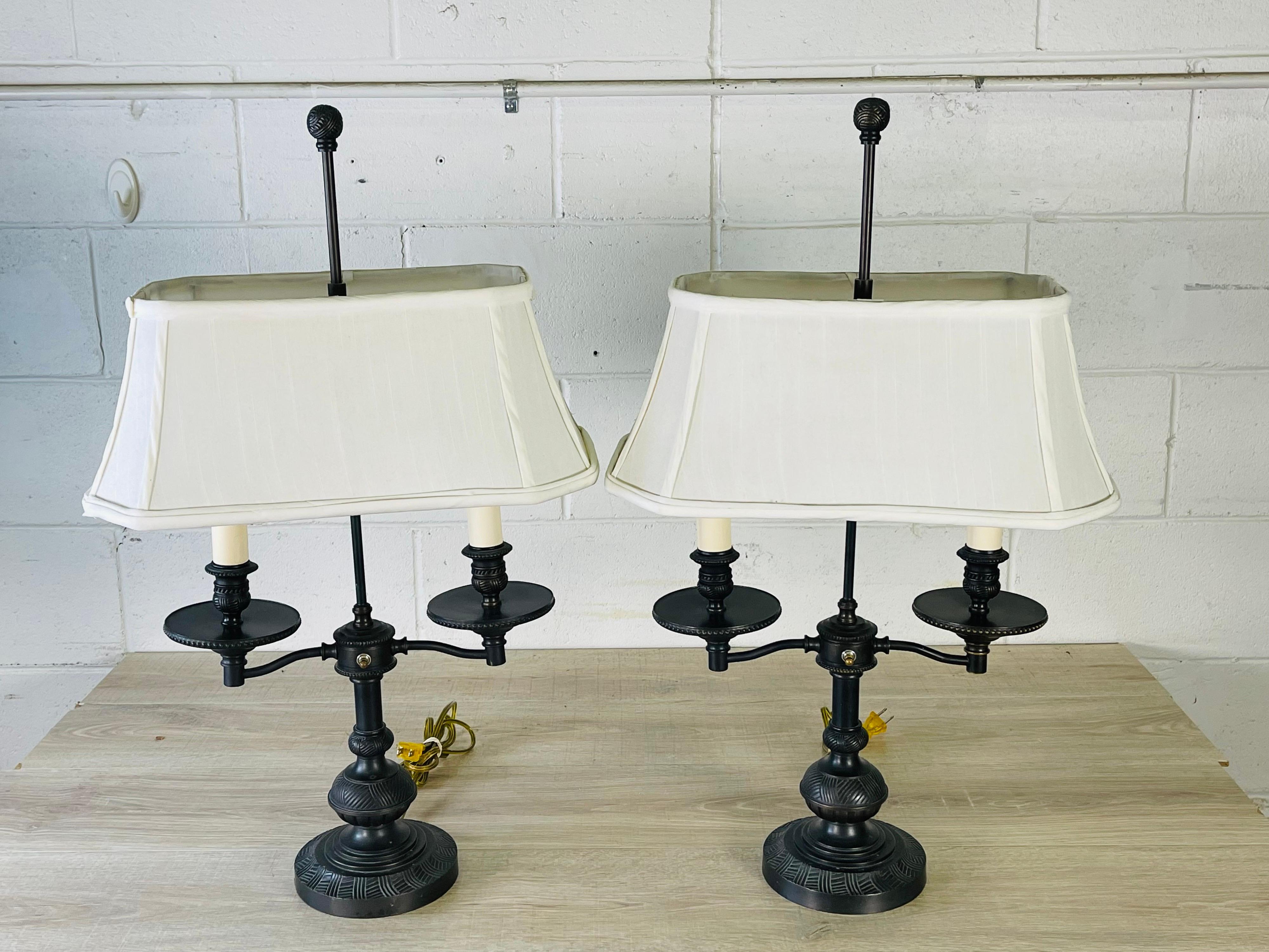Doppelarmige rechteckige Tischlampen mit Lampenschirmen, Paar (Moderne der Mitte des Jahrhunderts) im Angebot