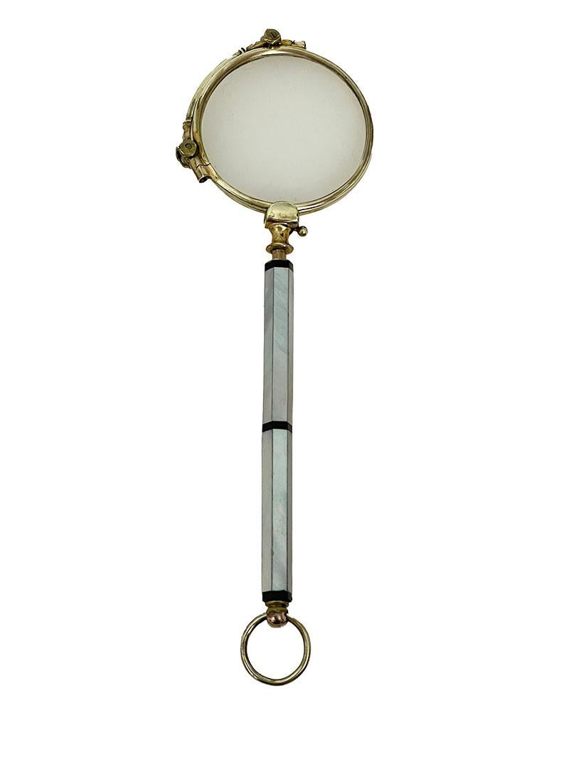 A Doublé Art Deco face-a-main Lorgnette, 1920s

Art Deco French hinged spring reading or Opera glasses. The glasses disappear double folded at the top of the stem. By pulling down (not on, but pull down) the button on the side of the stem, the glass