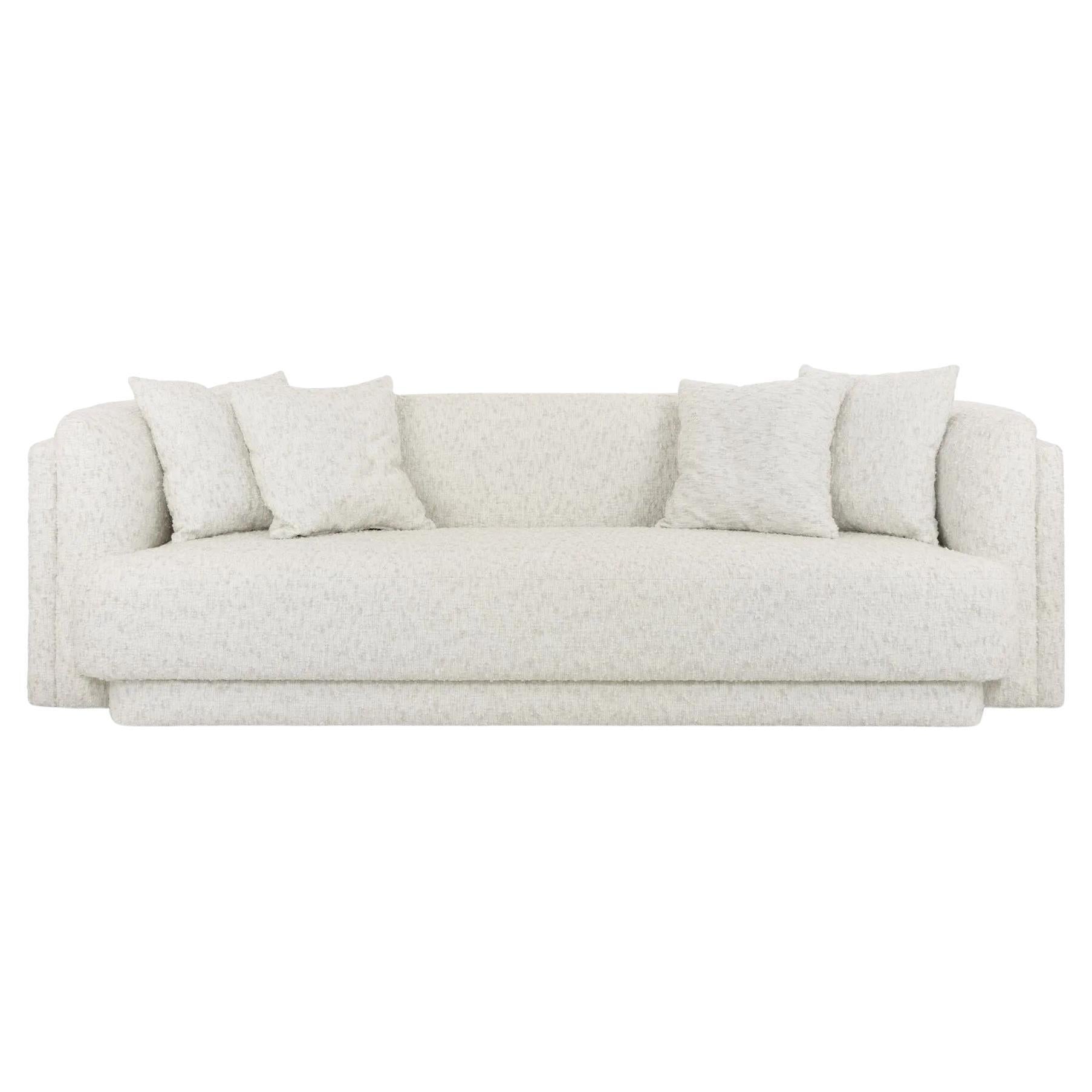 Ce canapé se caractérise par son design rembourré et présente un double dossier. Le rembourrage offre une surface d'assise confortable et moelleuse, tandis que le double dossier suggère un soutien supplémentaire et éventuellement un aspect stratifié