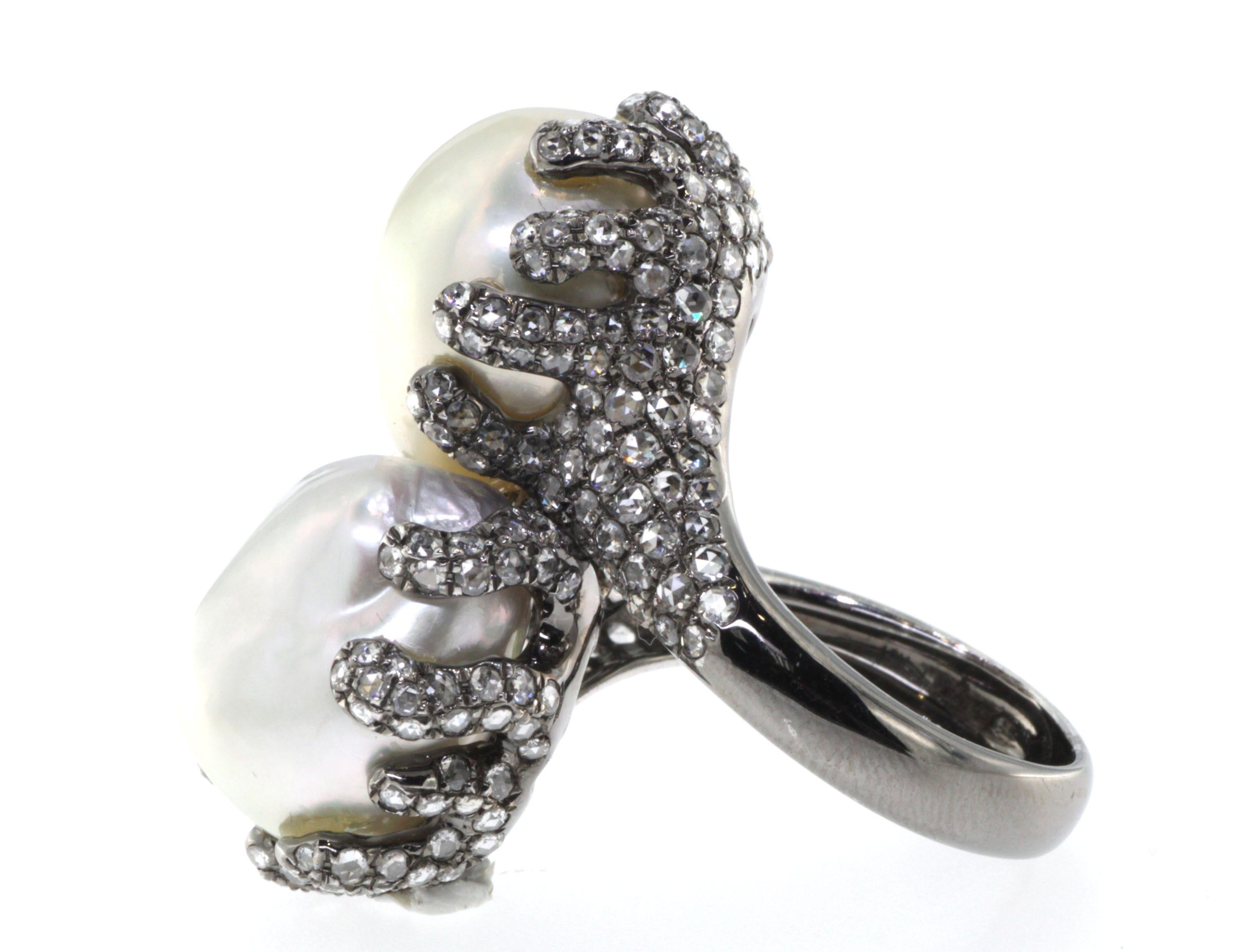 Perle Bague baroque Toi Et Moi en or rhodium 18 carats avec perles des mers du Sud et diamants en vente