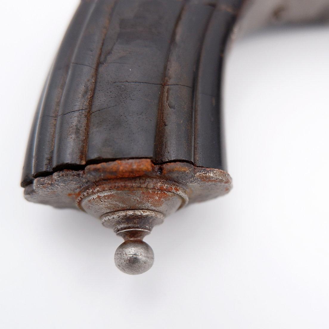 Pistola da caccia a doppia canna - Incisione con fogliame - Calcio in noce scanalato
Antico - Decorazione - Armato XIX
Misure: 19cmx9,5cm H. 3cm
Usura coerente con l'età e l'uso: See One 