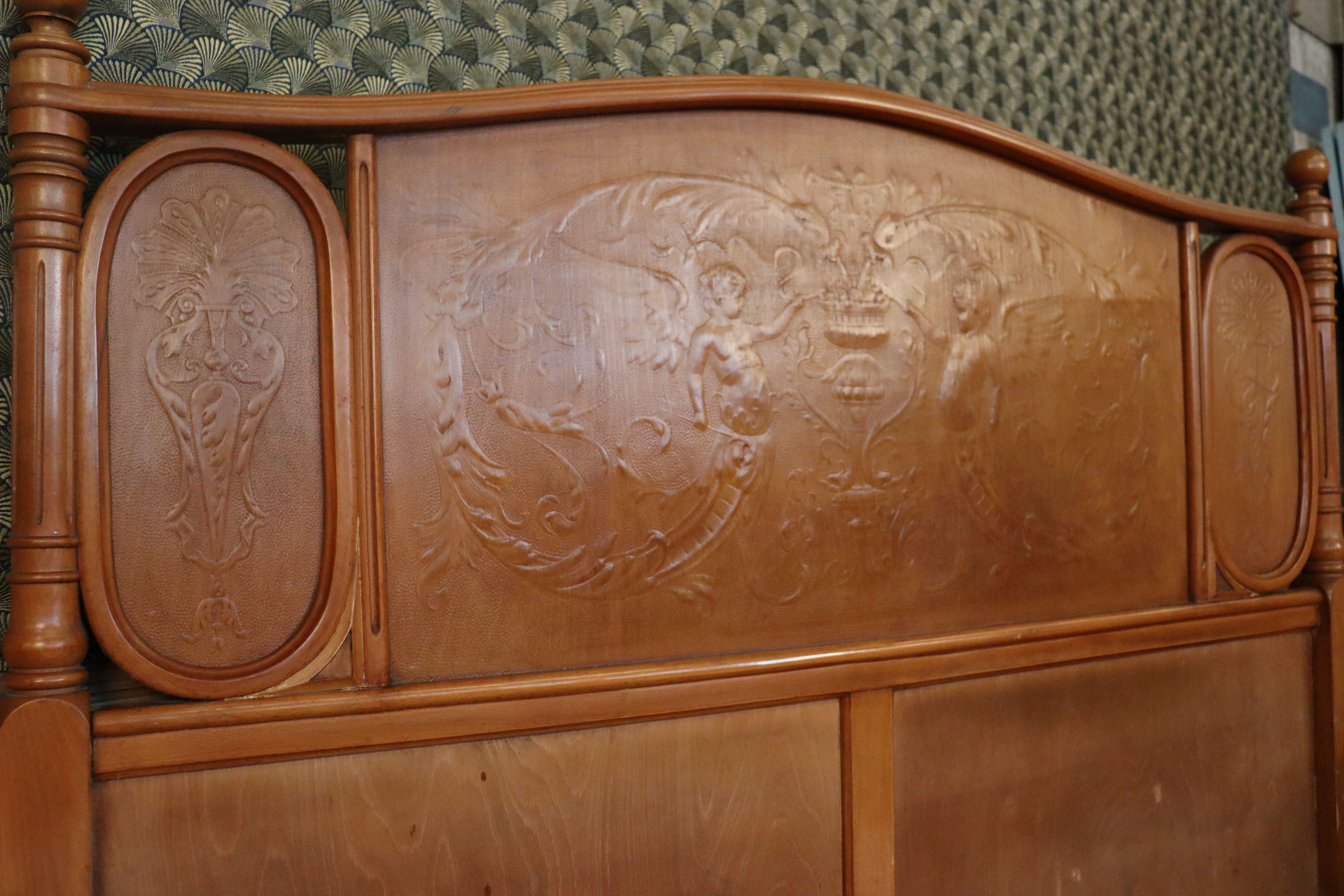 Double Bed And Bedside Table By Jacob & Josef Kohn Art Nouveau (Österreichisch) im Angebot
