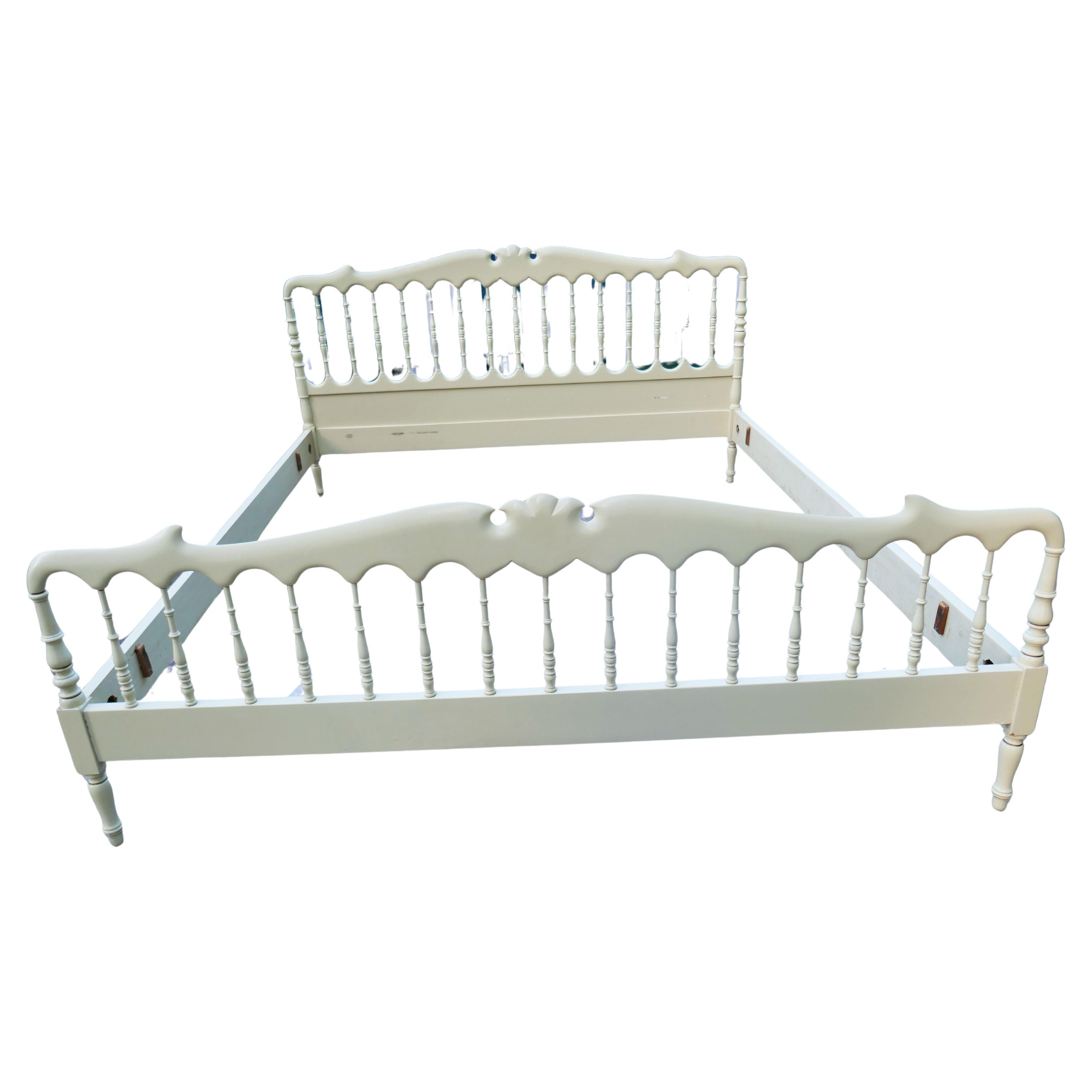 Cama doble de Giuseppe Gaetano Descalzi.
La pintura se ha agrietado en algunos lugares y falta en otros.
Medio kilo de pintura al agua del mismo color, desarrollada con tecnología, está intacto.
En general, en buen estado.
Gracias