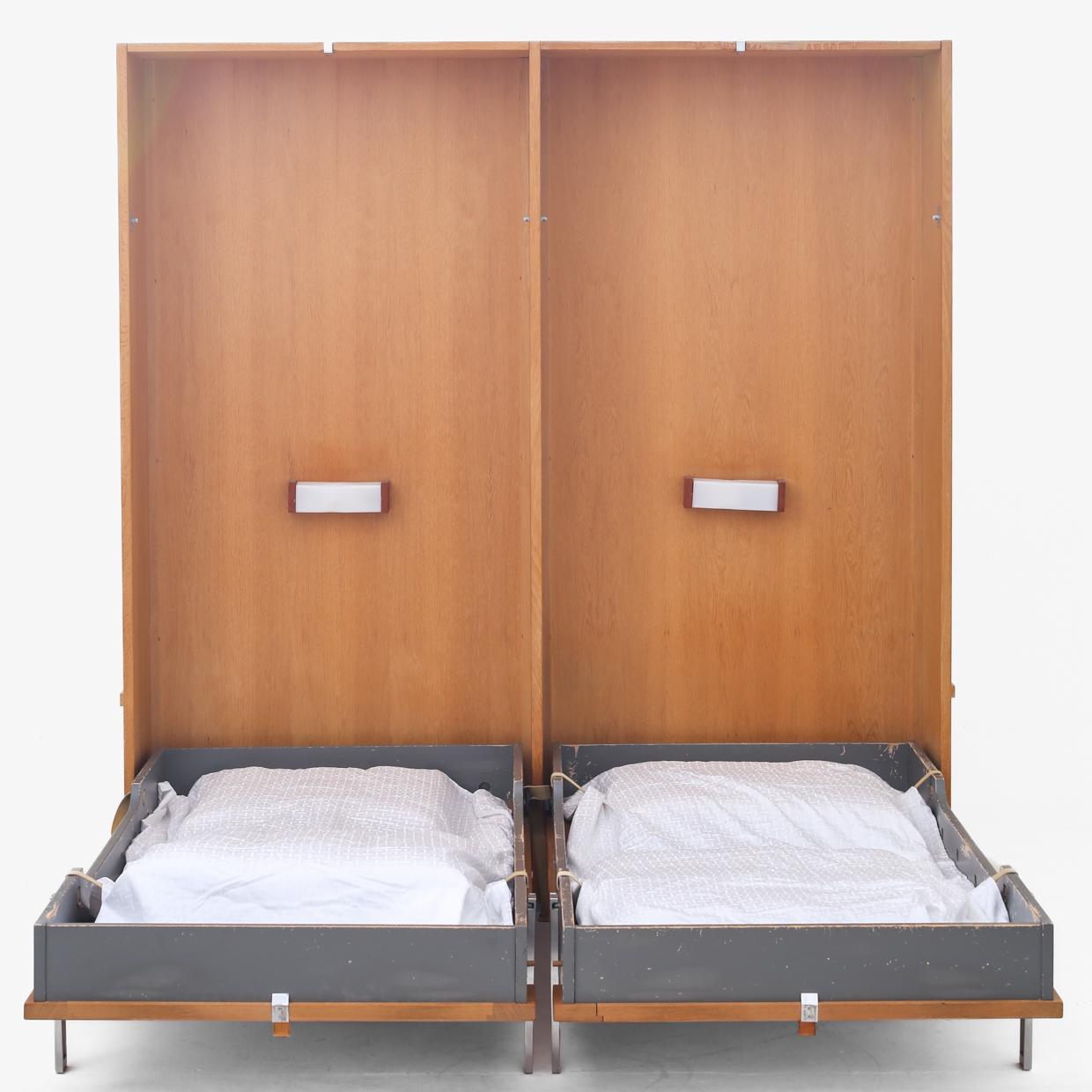 RY 100 - Freestanding cabinet bed (double bed) in oak with fronts in patinated cane with handles in patinated core leather. Hans J. Wegner / Ry Møbler