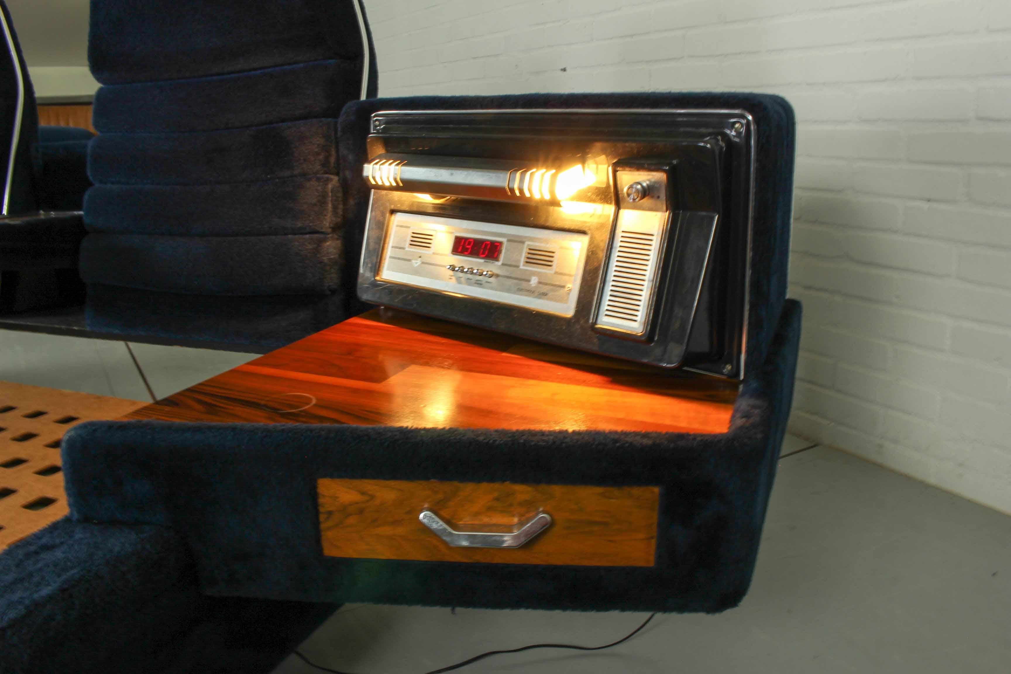 Fausse fourrure Lit double en fausse fourrure avec lampes de travail et radio, 1970
