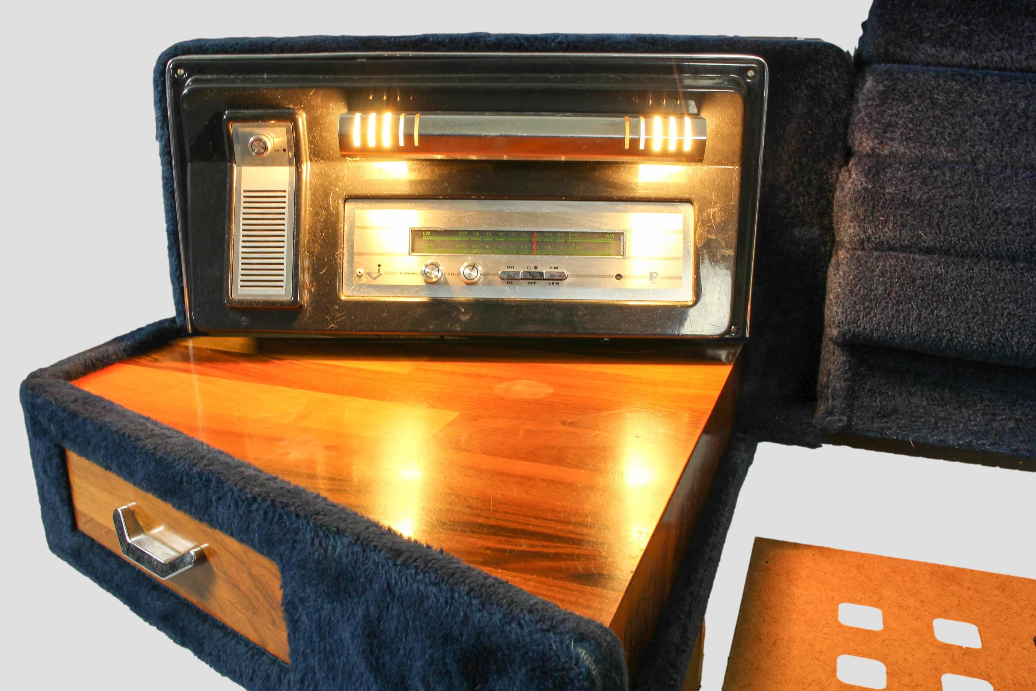 Lit double en fausse fourrure avec lampes de travail et radio, 1970 3
