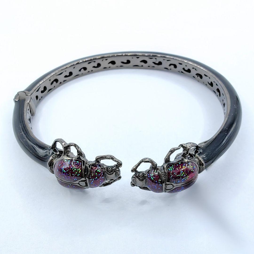 Offenes Statement-Manschettenarmband aus Sterlingsilber mit doppeltem Käfer und lila Glitter-Emaille (Zeitgenössisch)
