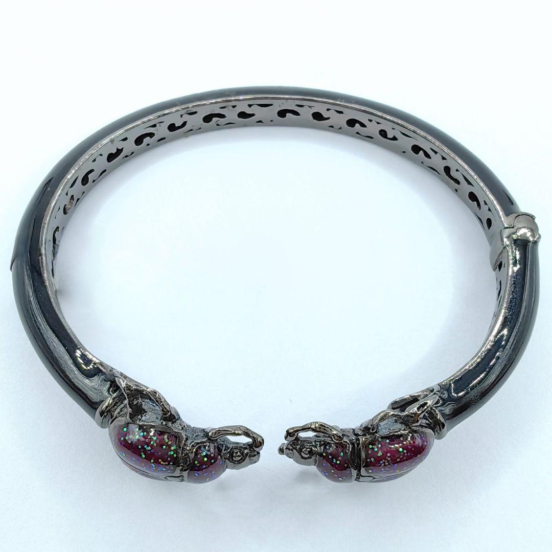 Offenes Statement-Manschettenarmband aus Sterlingsilber mit doppeltem Käfer und lila Glitter-Emaille im Zustand „Neu“ in Wan Chai District, HK