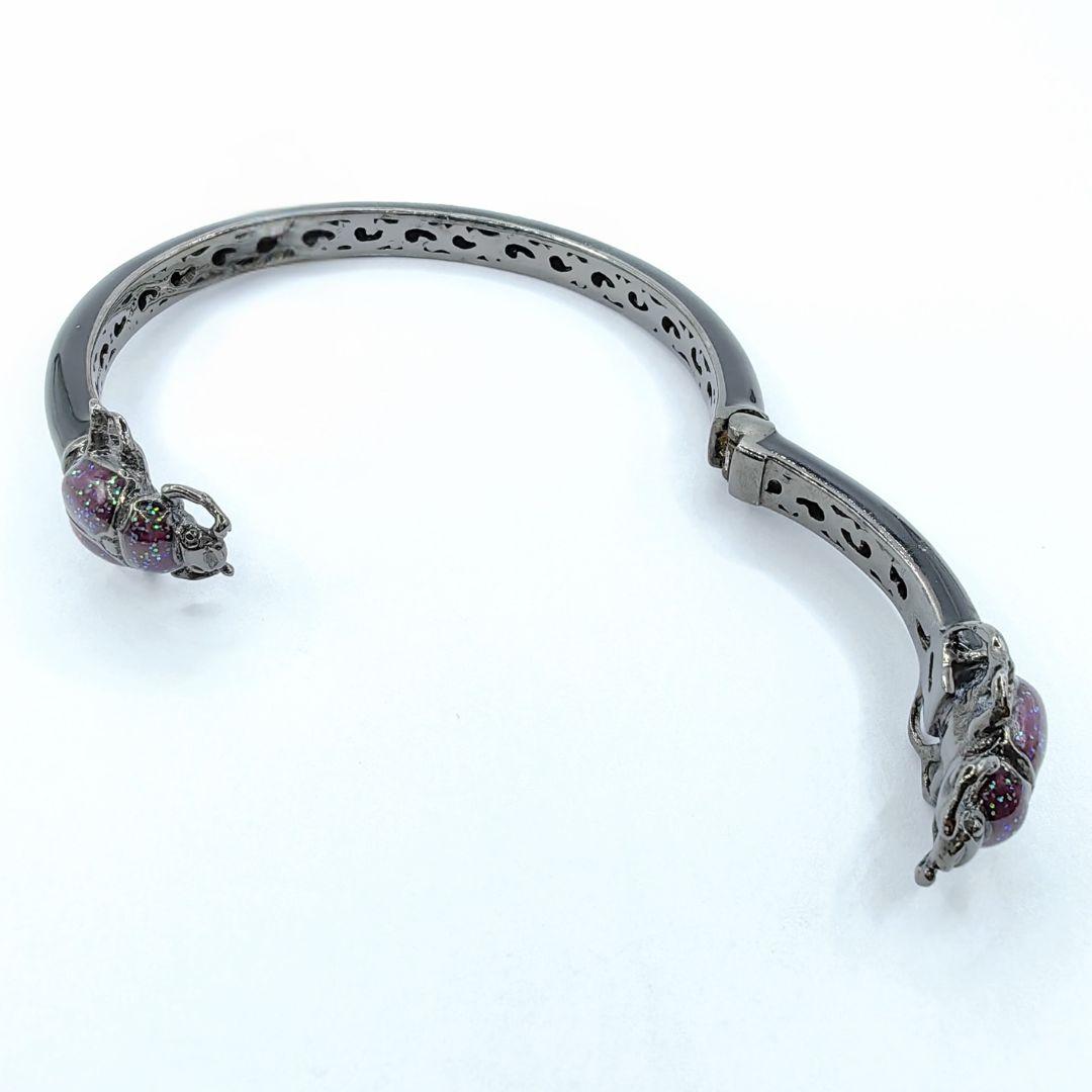Offenes Statement-Manschettenarmband aus Sterlingsilber mit doppeltem Käfer und lila Glitter-Emaille für Damen oder Herren