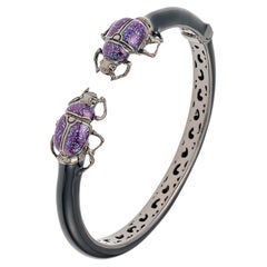 Offenes Statement-Manschettenarmband aus Sterlingsilber mit doppeltem Käfer und lila Glitter-Emaille