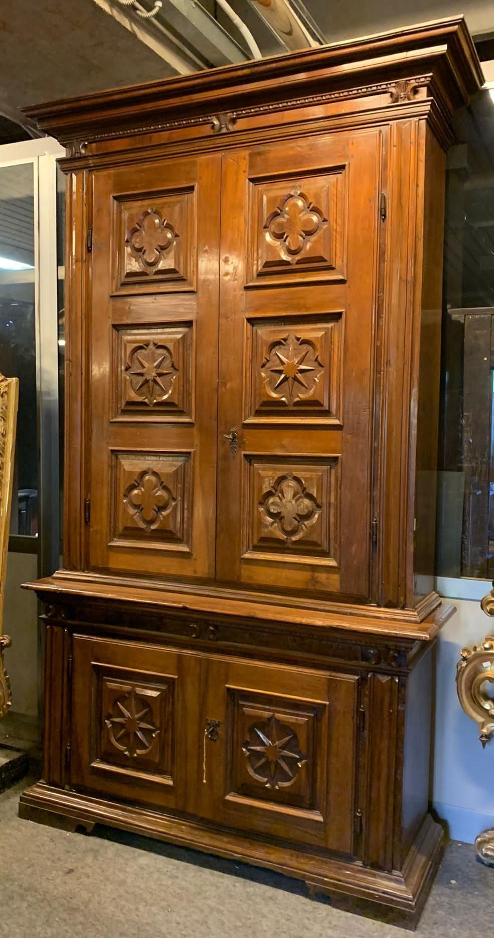 Antique double-body cabinet, in precious walnut wood patinated by time, richly hand-carved with stars and baroque motifs, from Tuscany, original from the 1600s, maximum measurement cm w 160 x H 280 (95 cm low, 185 cm wide high) x D 50.
Ideal in a
