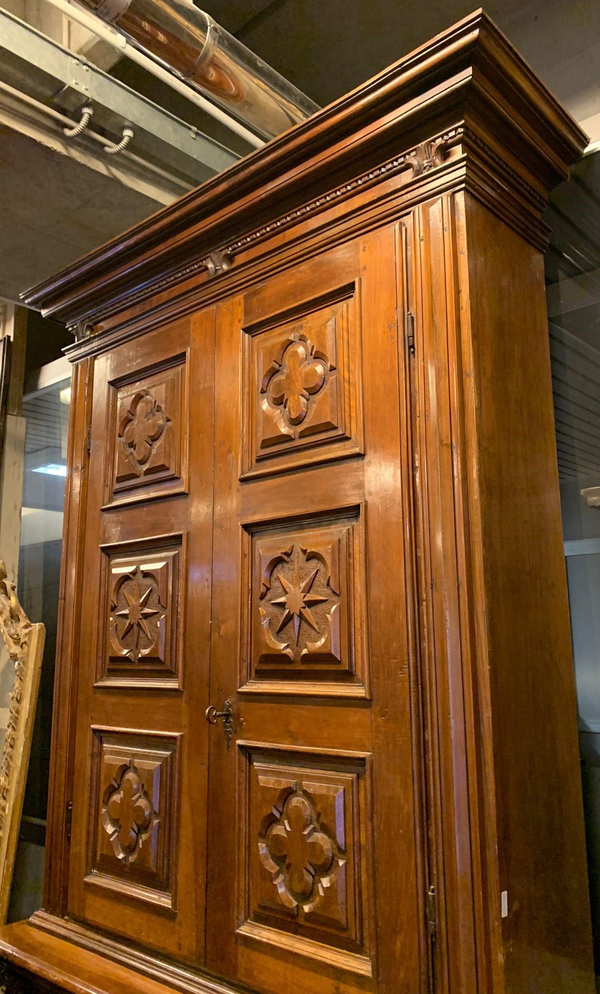 Double-body cabinet in richly carved walnut wood, Tuscany For Sale 1