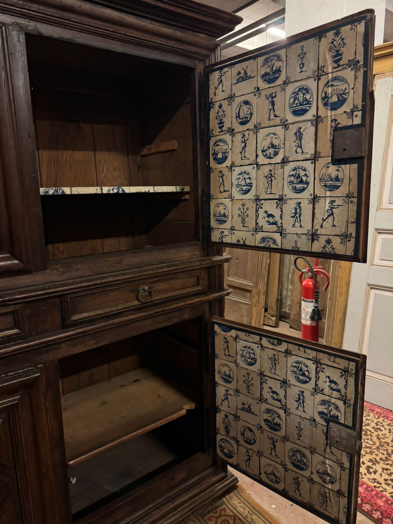 Armario de doble cuerpo con cuatro puertas y cajones tallados, Italia Italiano en venta