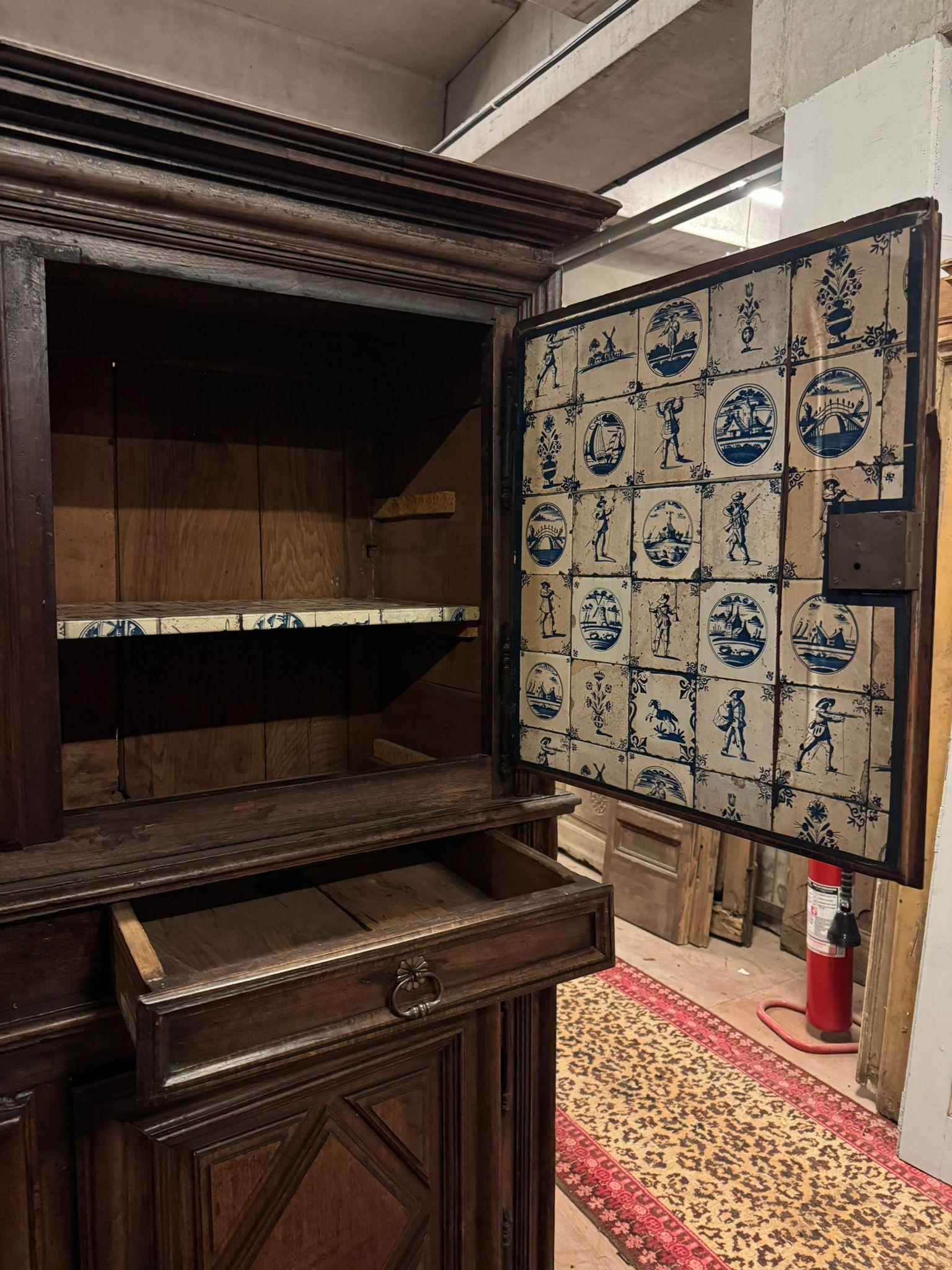 Armario de doble cuerpo con cuatro puertas y cajones tallados, Italia Tallado a mano en venta