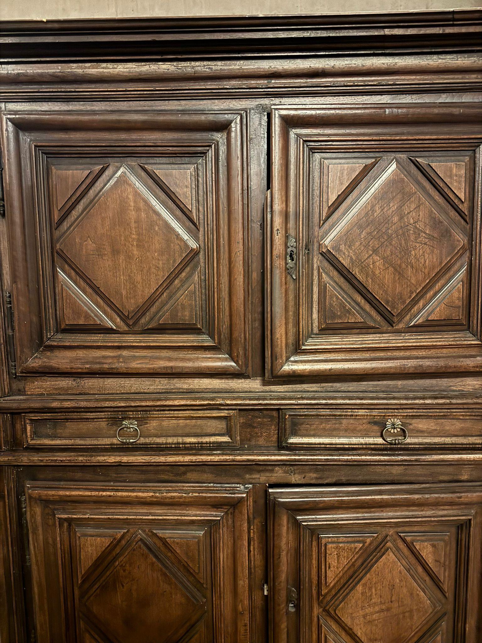 Armario de doble cuerpo con cuatro puertas y cajones tallados, Italia siglo XVIII y antes en venta