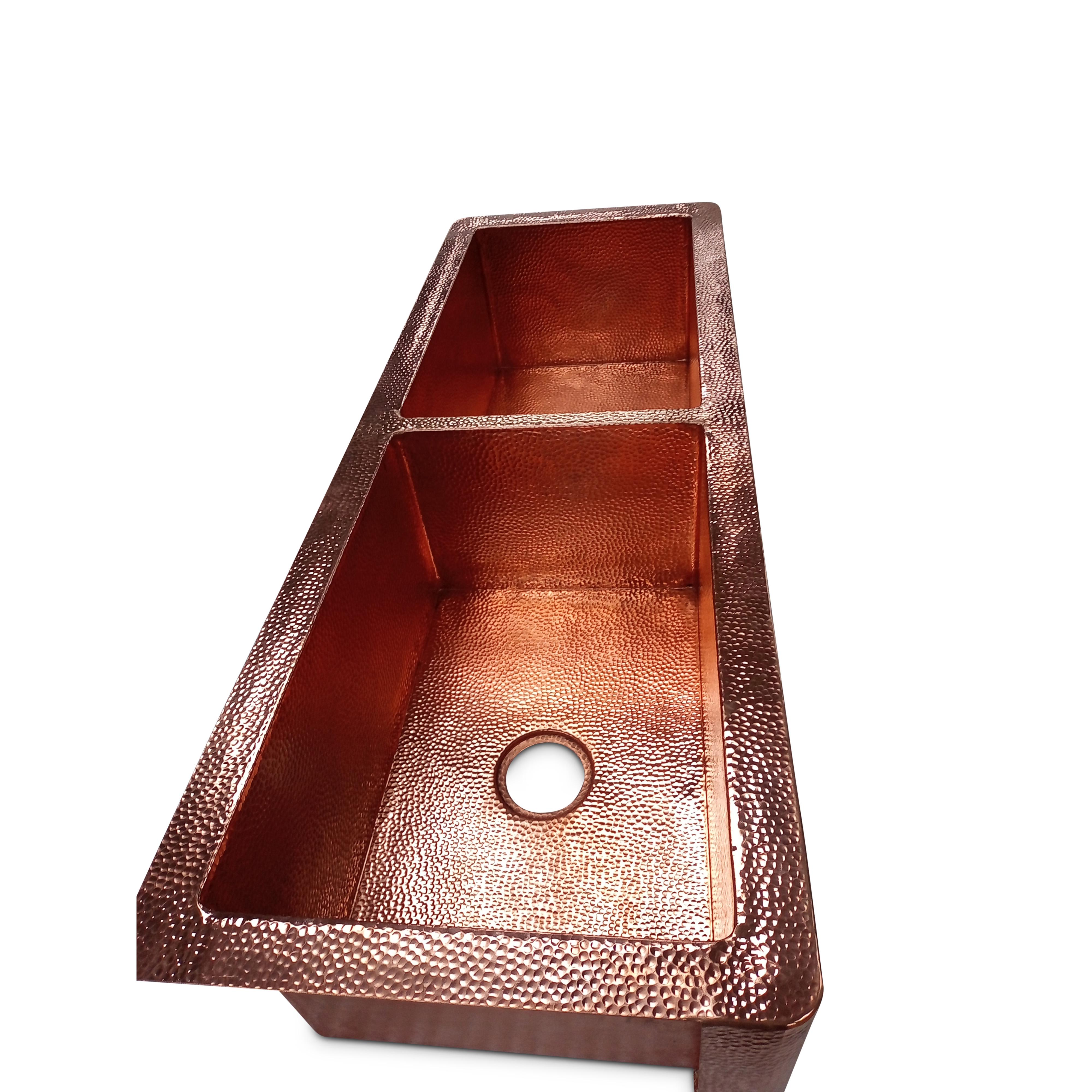 Dos es mejor que uno. Por eso fabricamos el fregadero de cobre Gemini Este fregadero de cocina de dos senos es un homenaje al diseño sostenible. Géminis está martillada a mano con cobre reciclado de alta calidad por nuestros expertos artesanos del