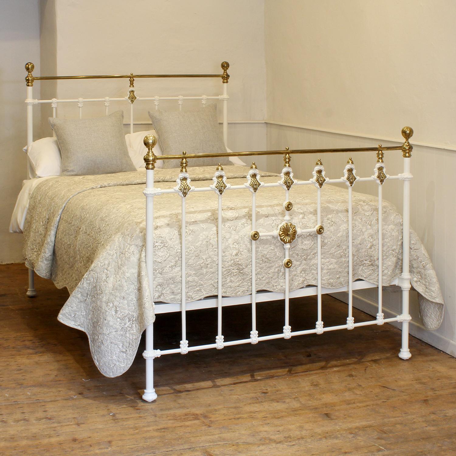 Ein attraktives viktorianisches Bettgestell aus Messing und Gusseisen, weiß lackiert und mit einer Messingrosette verziert.

Dieses Bett ist für ein Doppelbett mit einer Breite von 54 Zoll (135 cm) und einer Matratze geeignet. 

Im Preis inbegriffen