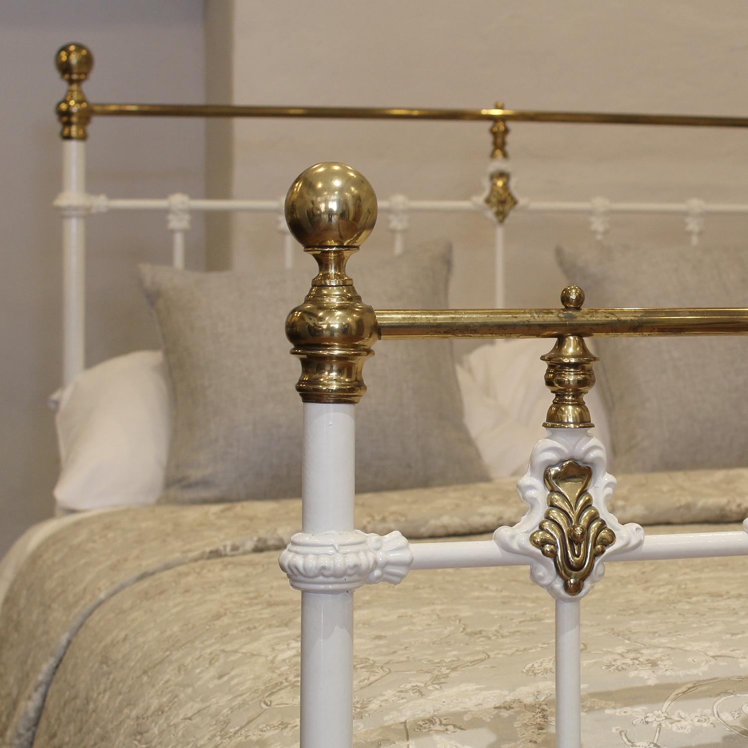 Doppeltes Bett aus Messing und Eisen in Weiß, MD140 im Zustand „Gut“ im Angebot in Wrexham, GB