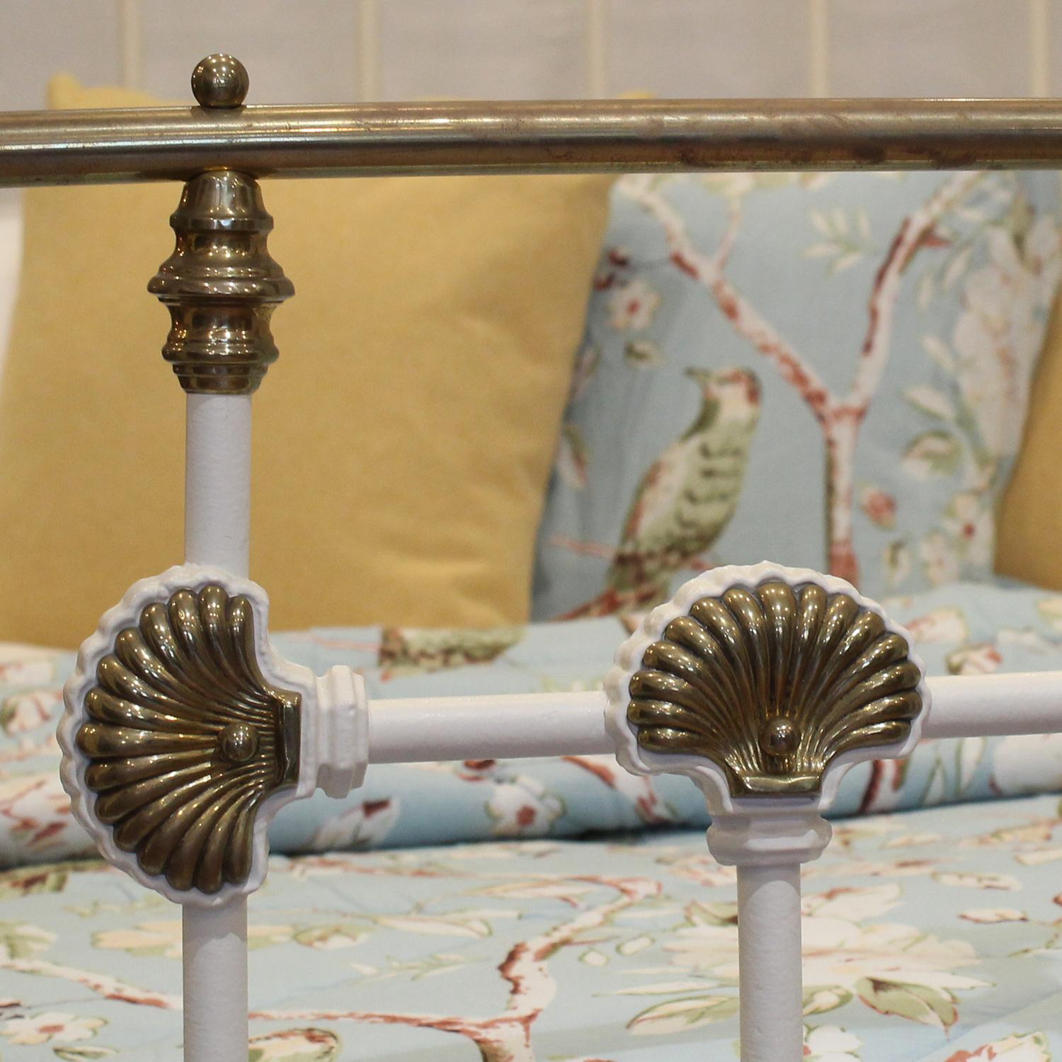 Double Brass & Iron Bed in White, MD123 In Good Condition In Wrexham, GB