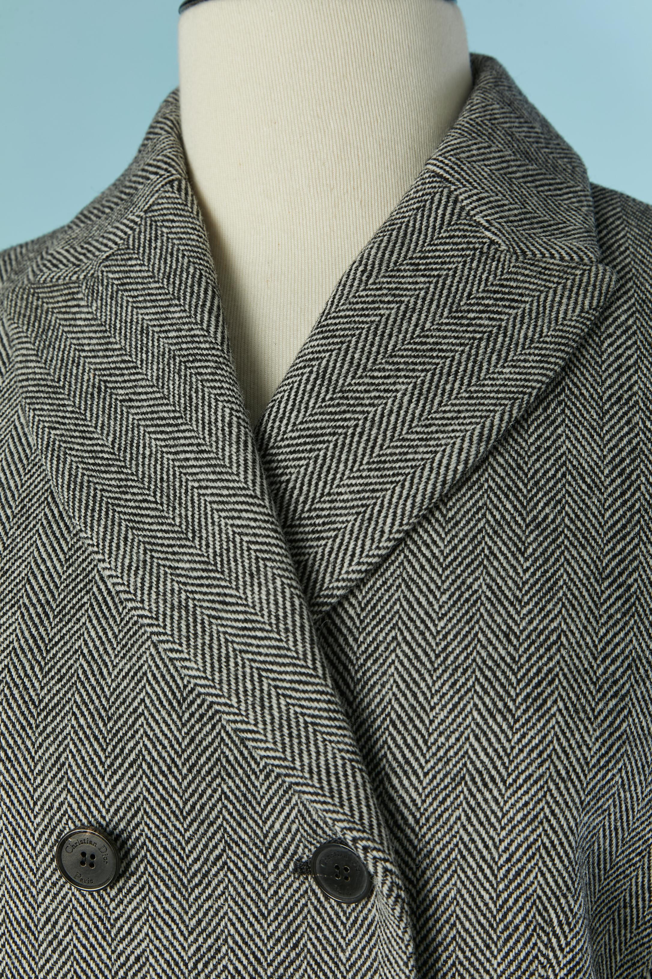 Double-breasted Bar jacket with chevron pattern. Black silk lining. Pocket on both side. Branded button and buttonhole closure on the front and on the cuffs. 
SIZE M/L 38/40 (Fr)