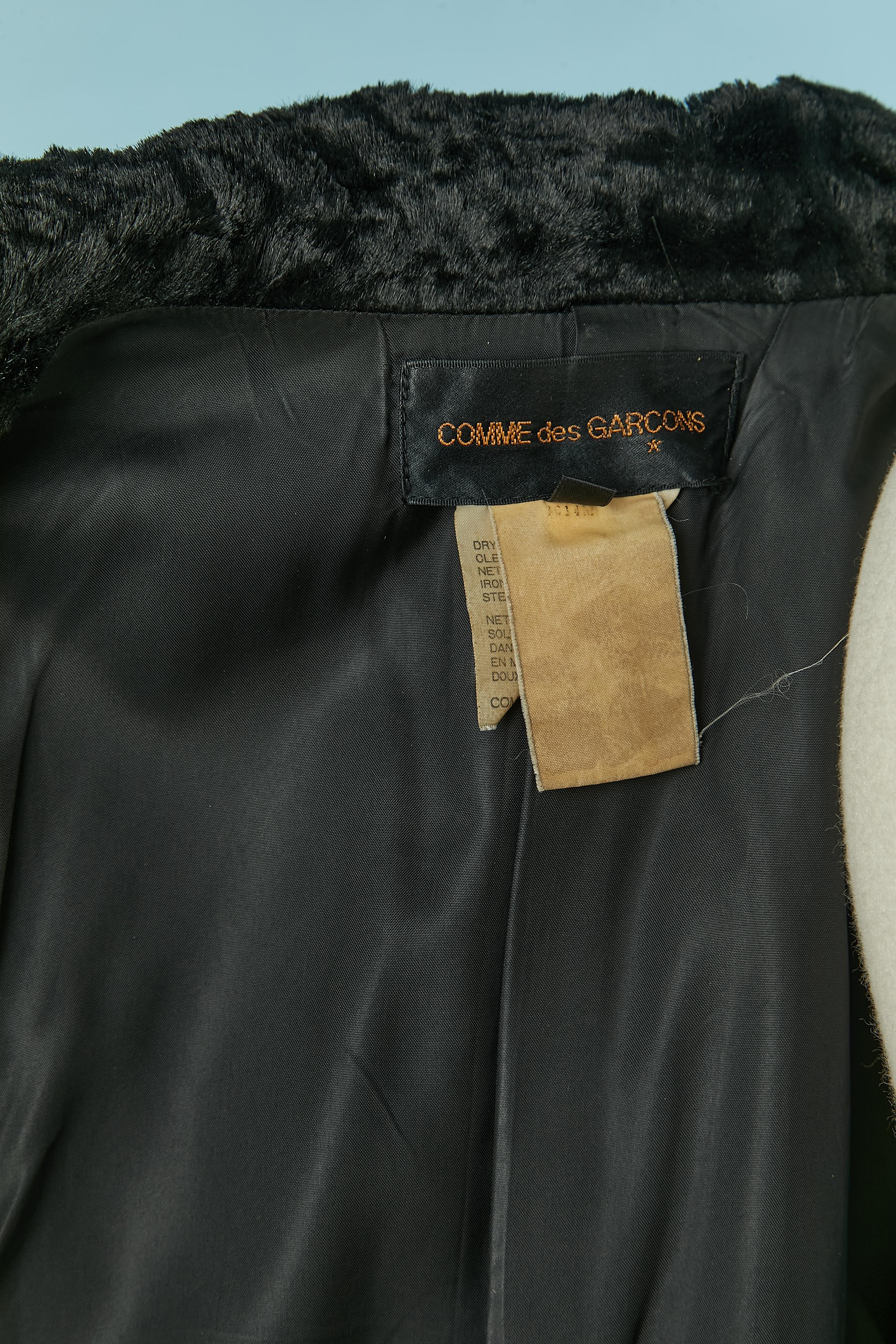 Cappotto doppiopetto nero con pelliccia sintetica Comme des Garçons in vendita 3
