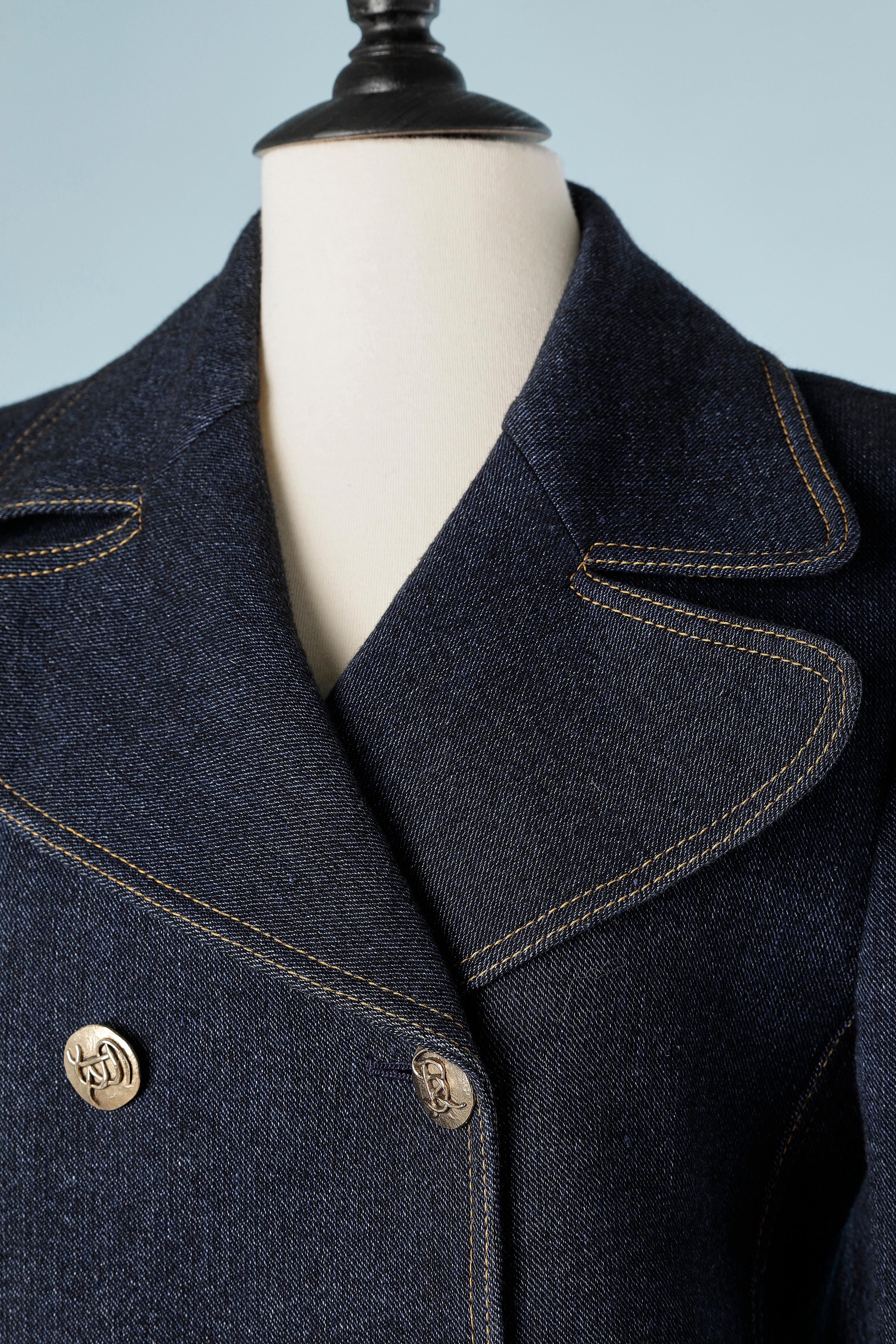 Double-breasted coat in wool like denim aspect and gold metal branded buttons.
Coat fabric: wool, linen , cotton. Lining : 100% rayon 
SIZE 38 / M 