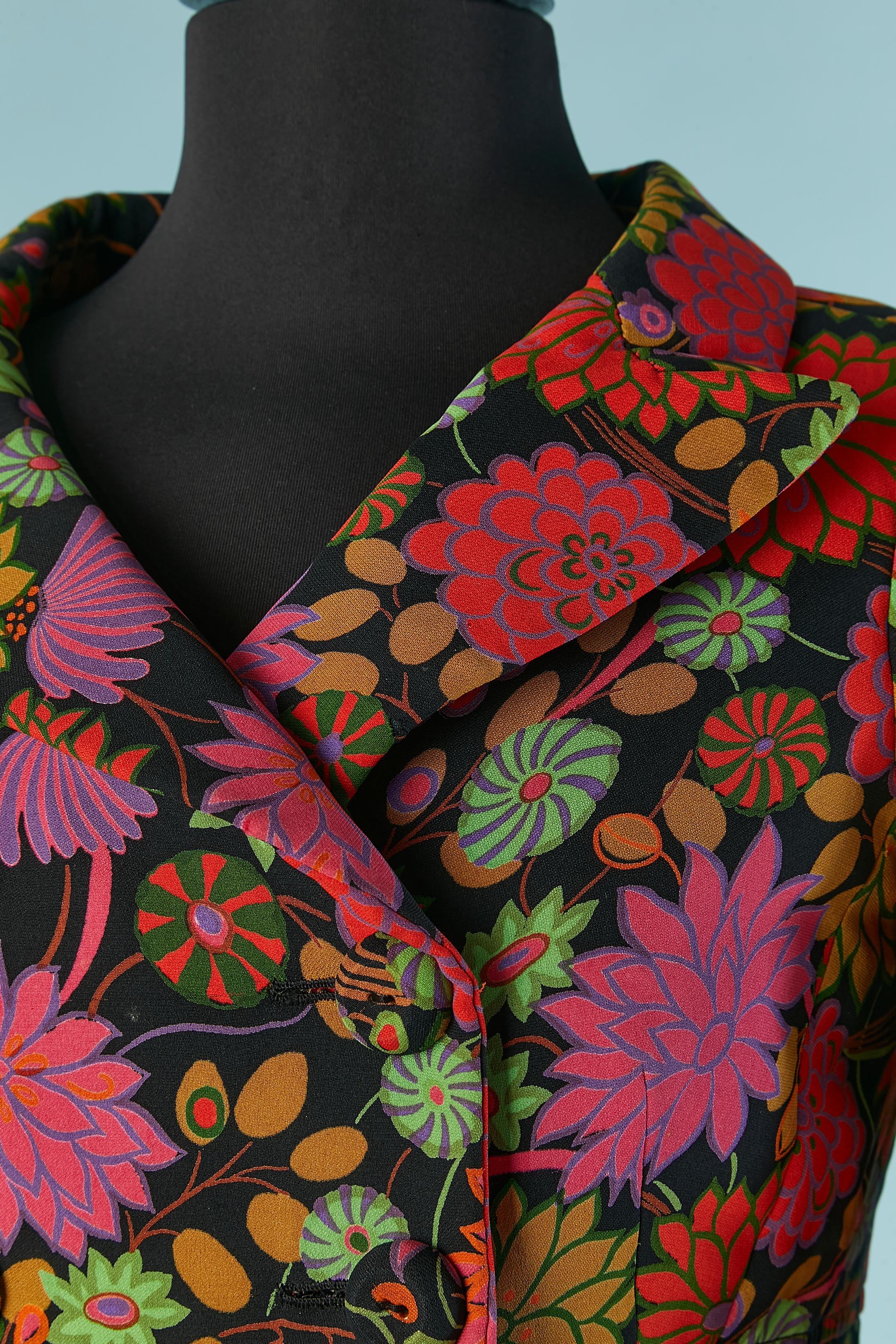 Double breasted crepe coat with flower print. Silk lining. Shoulder pads. Buttons covered in the same Fabric. Snap covered with silk inside closure. Split in the middle back, lenght: 40cm
Pocket on both side.
SIZE 36 (Fr) S 
