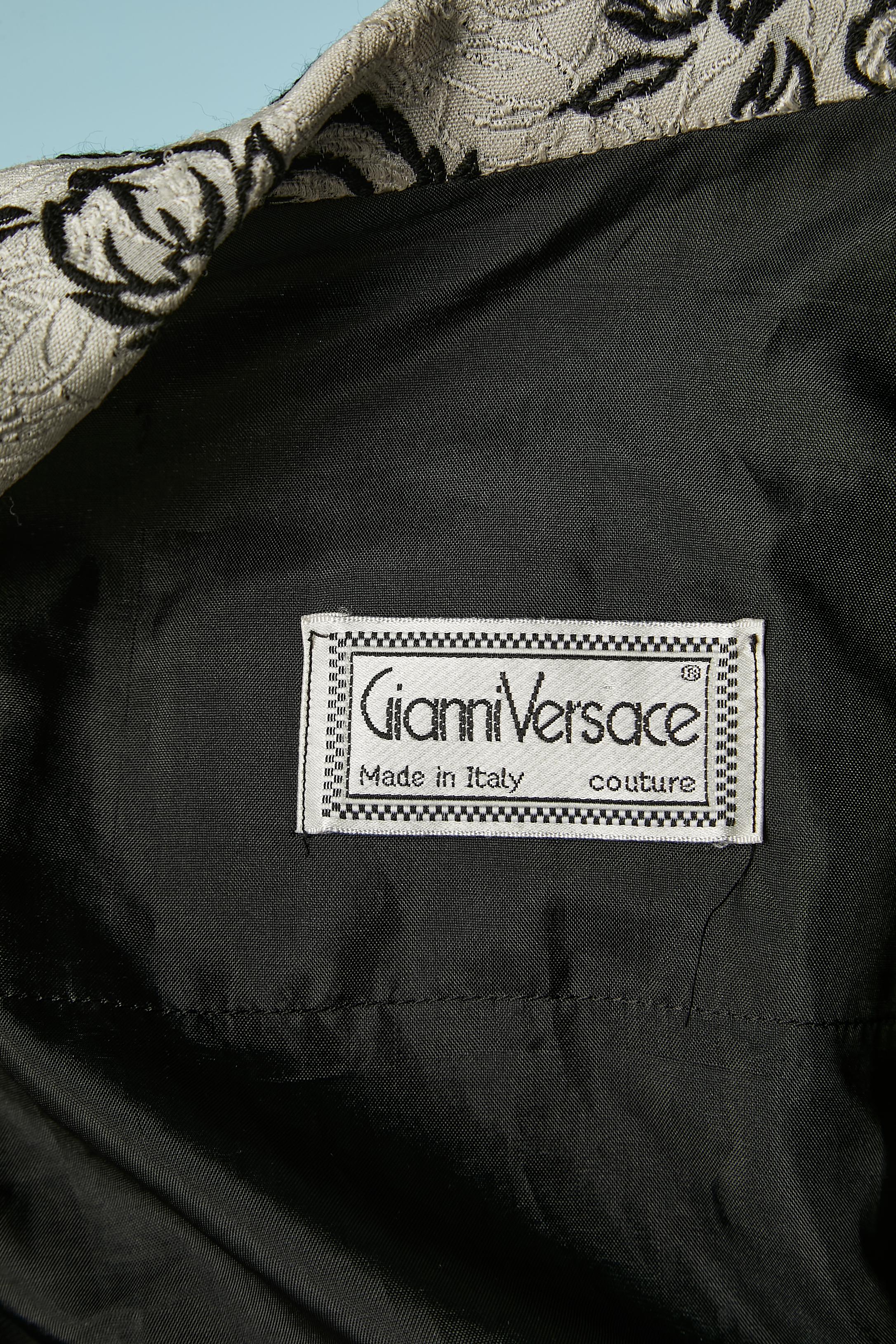 Zweireihige Damastjacke mit Rosenmuster von Gianni Versace Couture  im Angebot 1
