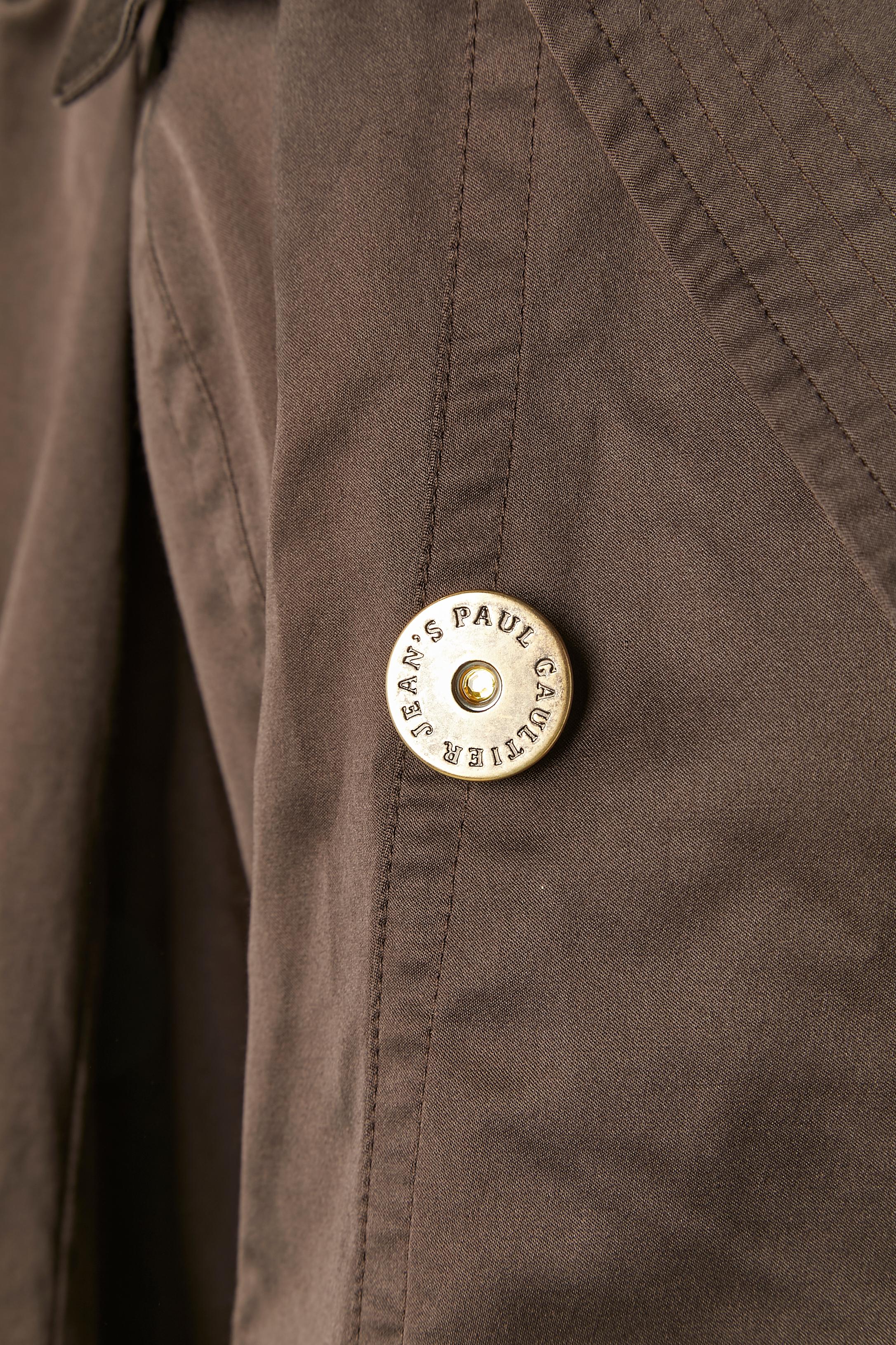 Veste à double boutonnage avec boutons de marque et col surpiqué. Composition du tissu : 66% coton, 29% polyester, 5% élasthanne. 
SIE 48 (It) 44 (Fr) L 