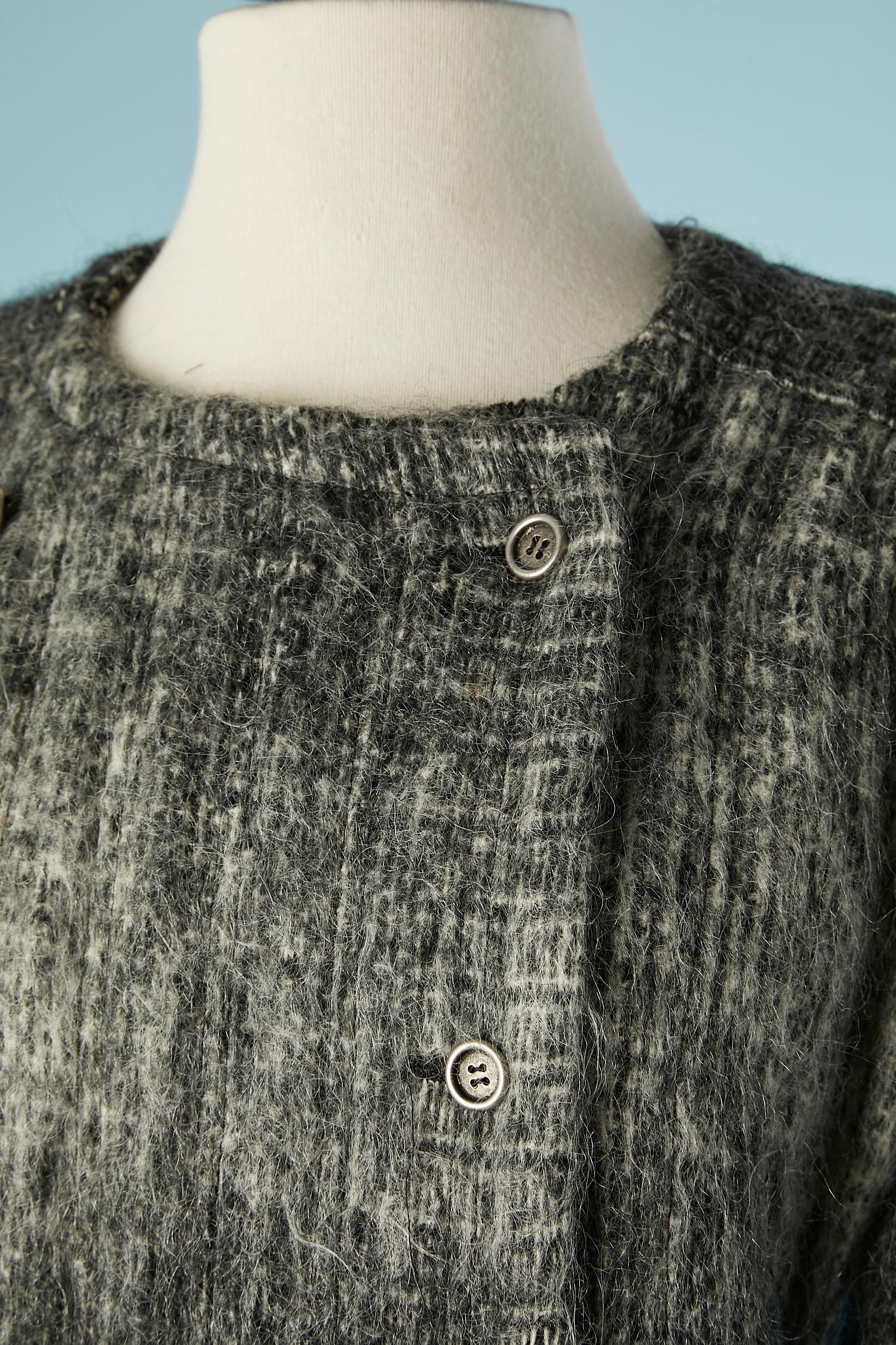 Veste en mohair à double boutonnage, légèrement paddée, avec motif à carreaux. Pochette sur les deux côtés.
TAILLE L