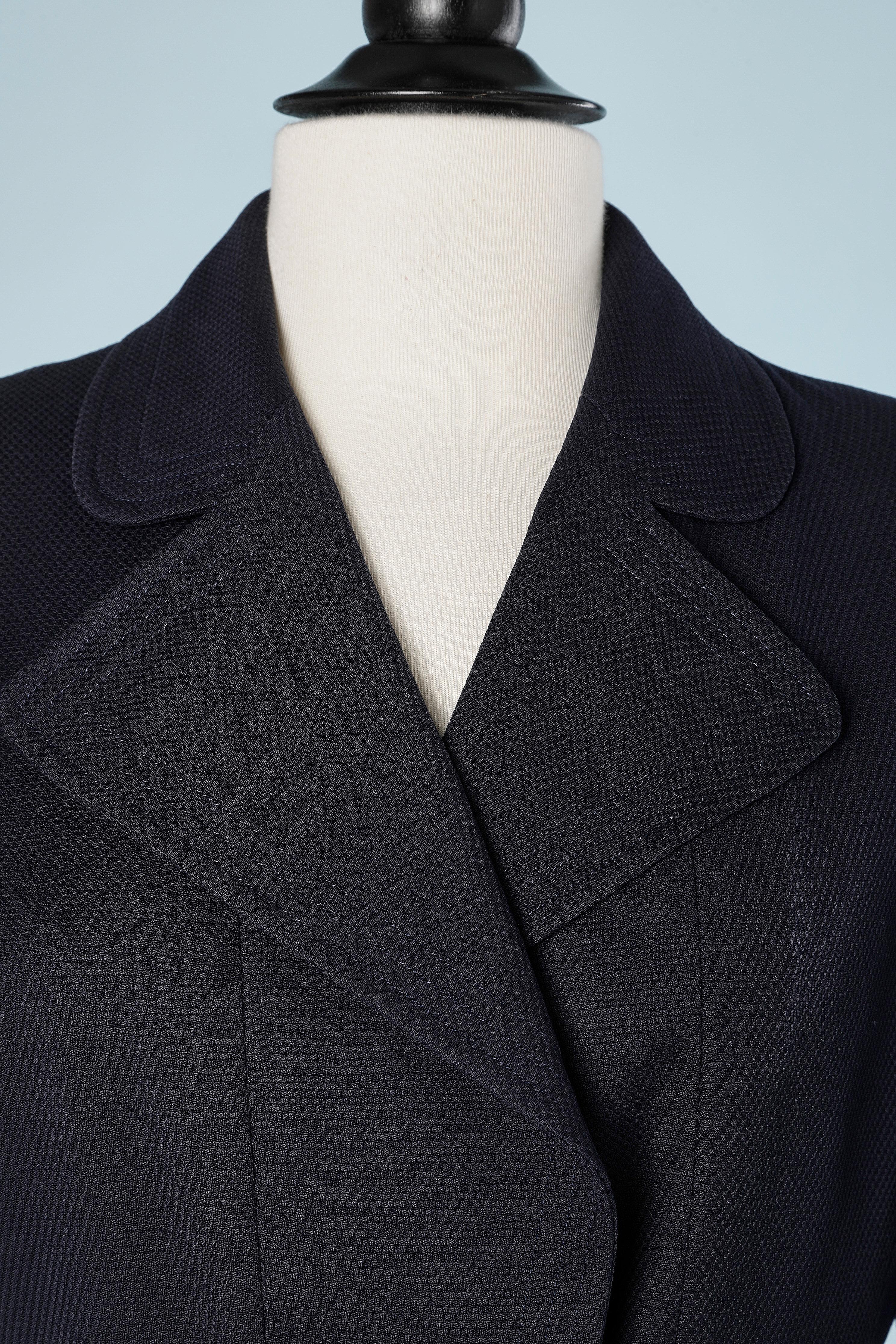 Giacca doppiopetto in cotone blu navy con bordo impunturato (colletto, tasche, bordo delle maniche). Bottoni di marca. Spallacci. Fodera in seta con marchio.
TAGLIA 42 