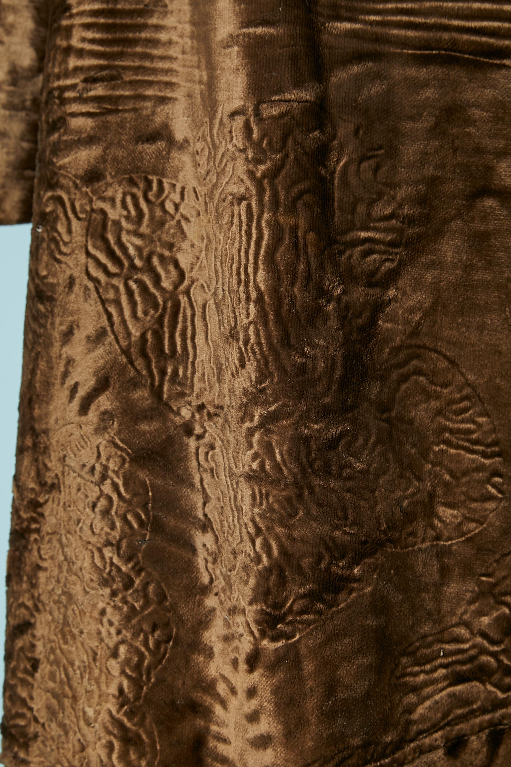 Marrone Cappotto da opera doppiopetto in velluto con motivi e tagli Circa 1925 in vendita