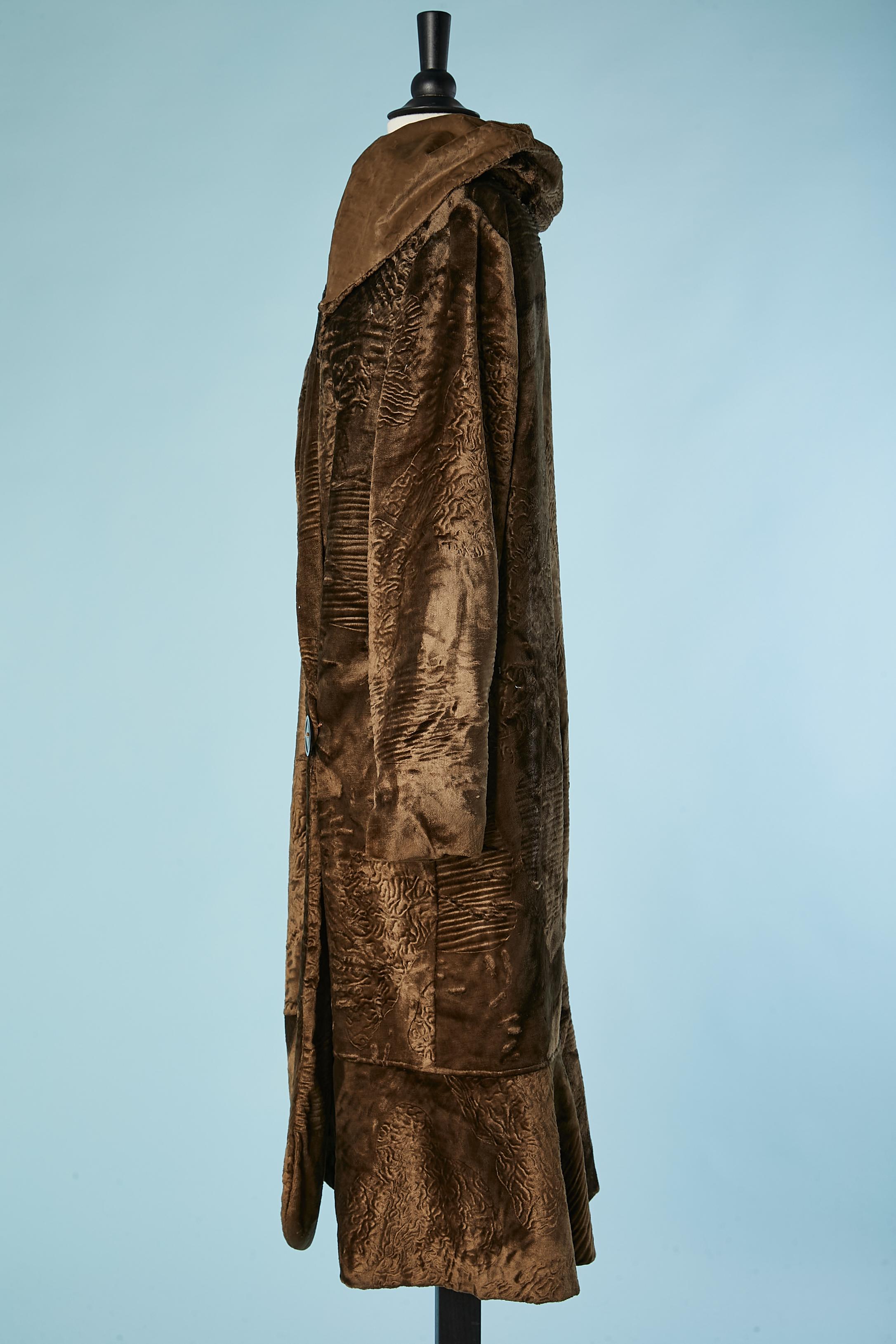 Donna Cappotto da opera doppiopetto in velluto con motivi e tagli Circa 1925 in vendita