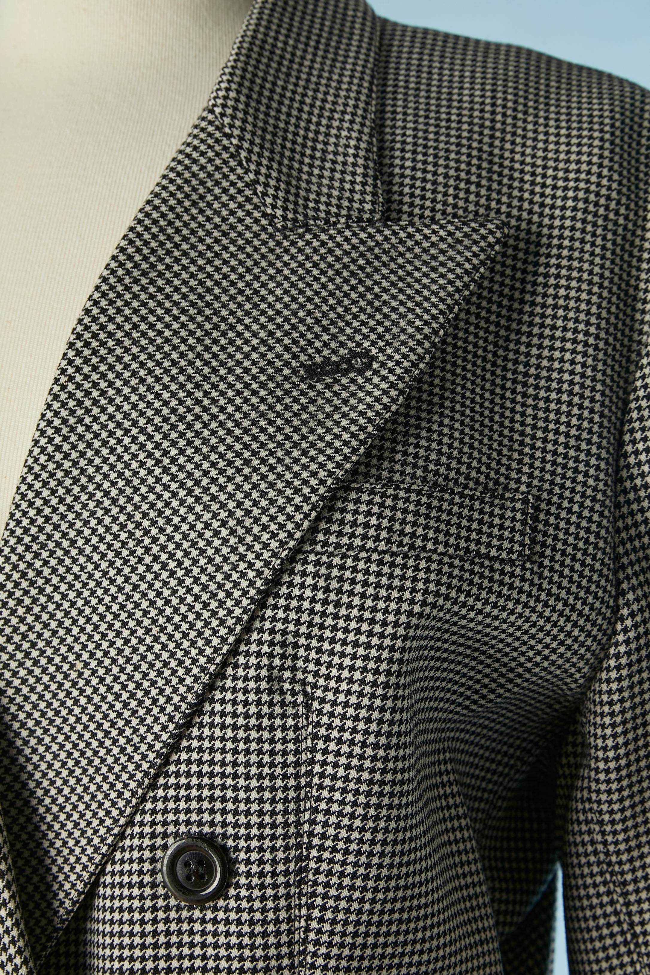 Double-breasted Pied de poule pattern blazer. No fabric tag but main fabric is wool and rayon lining. 
SIZE M 