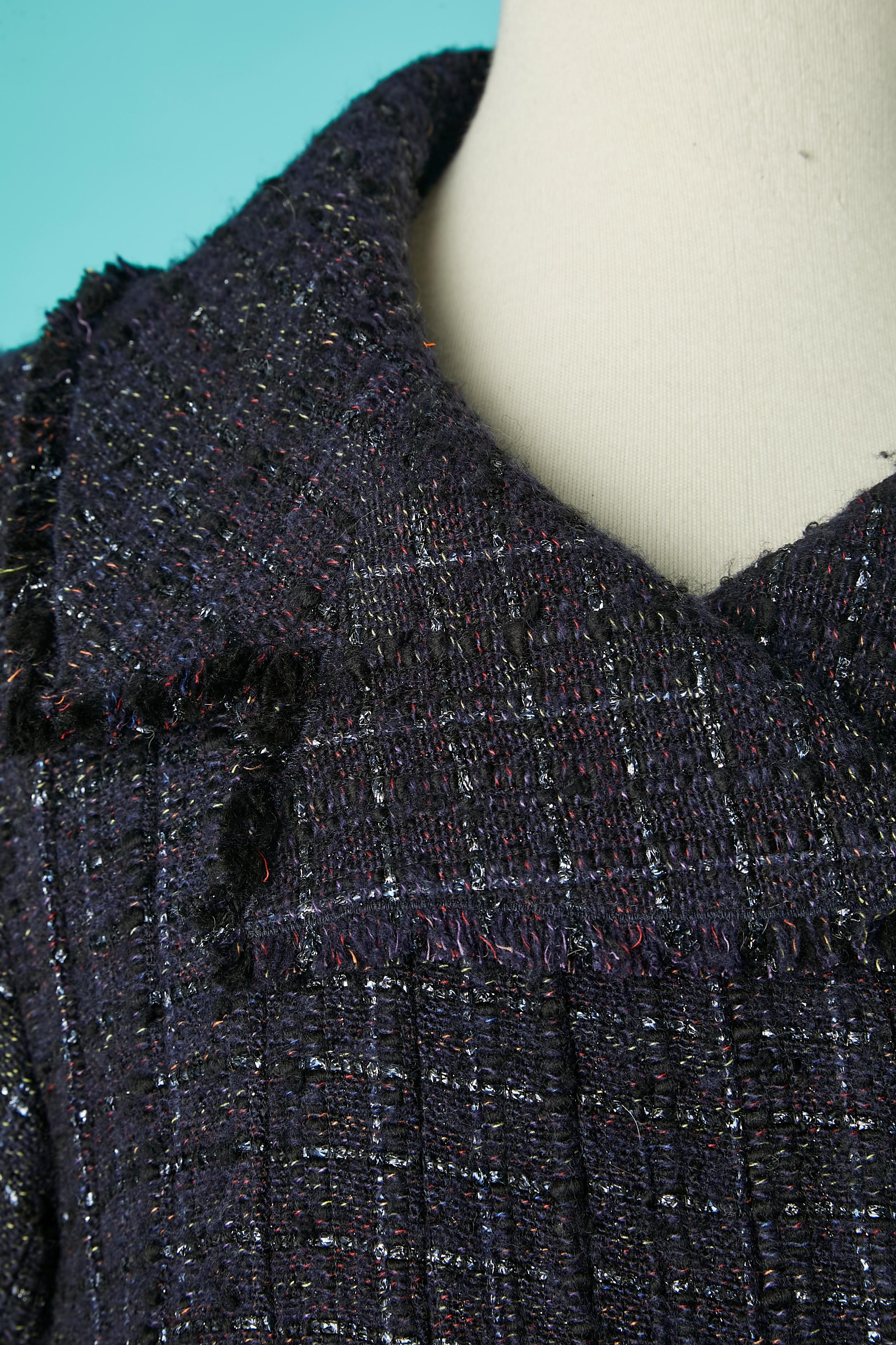 Veste en tweed plissée à double boutonnage avec fermeture à boucle et sangle en daim.  Tissu principal : 60% laine, 36% acrylique, 3% polyester, 1% métal. Doublure jacquard de marque : 100% soie (de l'épaule à la taille uniquement).
Collectional Les
